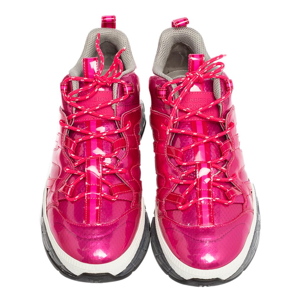 Burberry Fuchsia glänzende Vinyl Union Low Top Turnschuhe Größe 40 im Zustand „Neu“ in Dubai, Al Qouz 2
