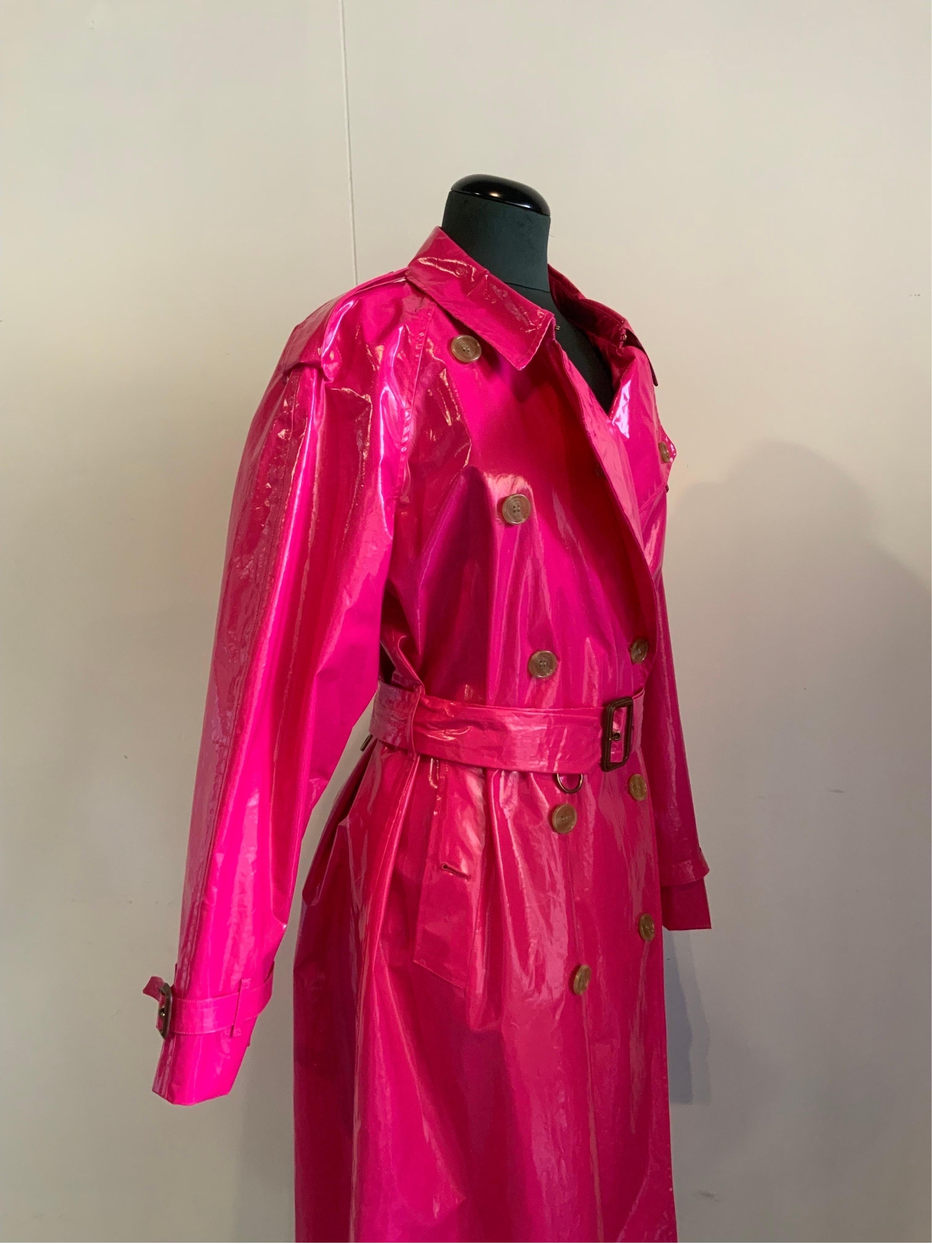BURBERRY FUCHSIA TRENCH COAT.
Made of 100% cotton. Lining with the iconic print symbol of the brand.
Italian size 44.
Shoulders 44 cm
Bust 58 cm
Length 123 cm
Sleeve 70 cm
Excellent general condition, like new.