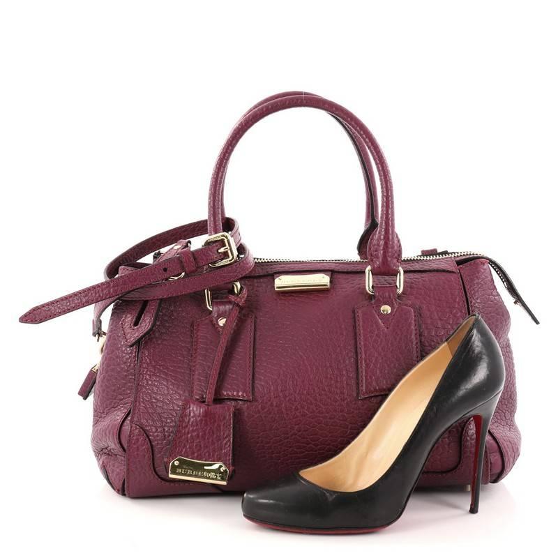 This authentic Burberry Gladstone Bag Heritage Grained Leather Small is sophisticated yet classic in design perfect for everyday use. Crafted in supple purple heritage grained leather, this beautiful satchel features dual-rolled handles, plated