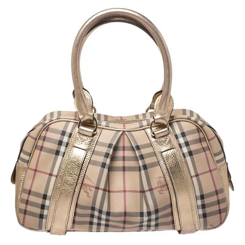 Exhibiting a contemporary design, this Ashbury satchel from the house of Burberry will be an instant hit among fashionistas. Crafted from coated canvas and leather, the satchel flaunts Haymarket check pattern on the exterior. The zip top closure