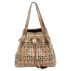 Burberry Gold/Beige Laser Cut Haymarket Leder-Umhängetasche mit Kordelzug