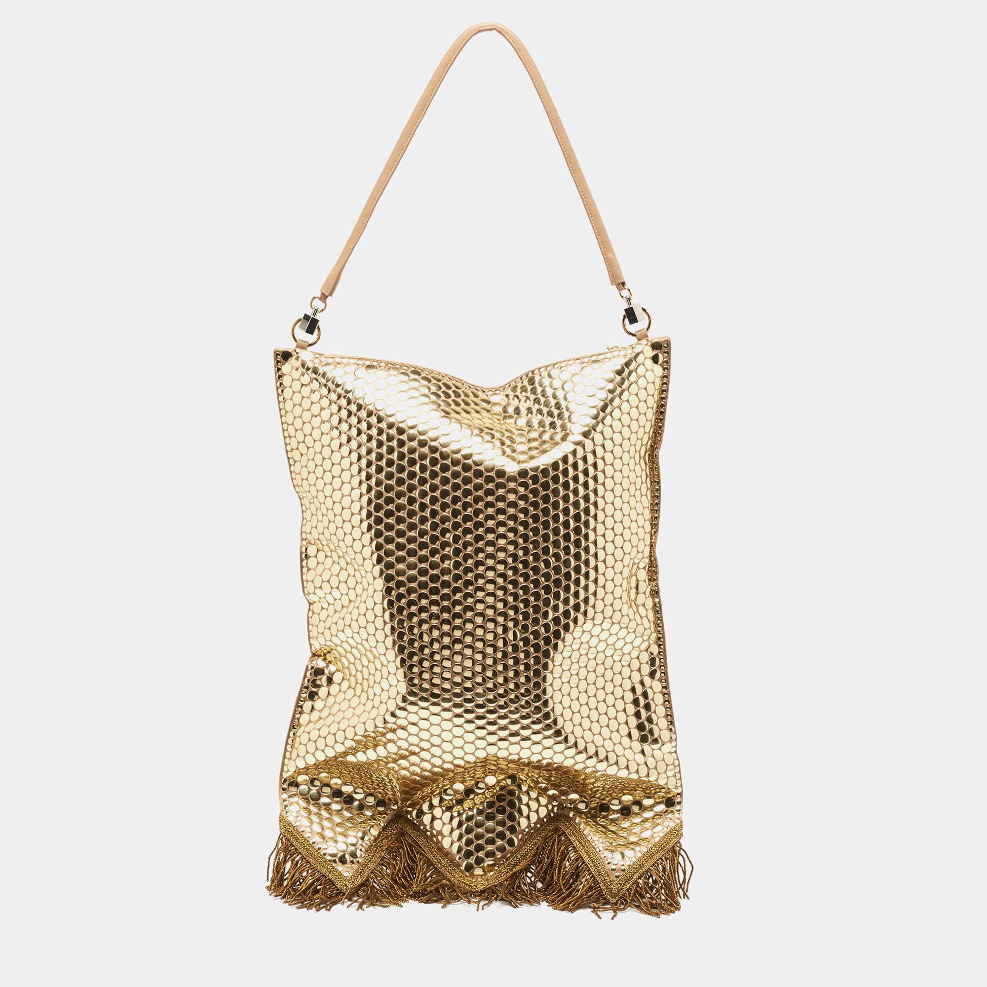 Die Burberry-Tasche ist ein luxuriöses Modeaccessoire. Das Modell besteht aus Satin und ist mit filigranen Fransen aus Goldbarren und schimmernden Paillettenverzierungen geschmückt. Dieses Statement-Stück strahlt Eleganz und britisches Erbe