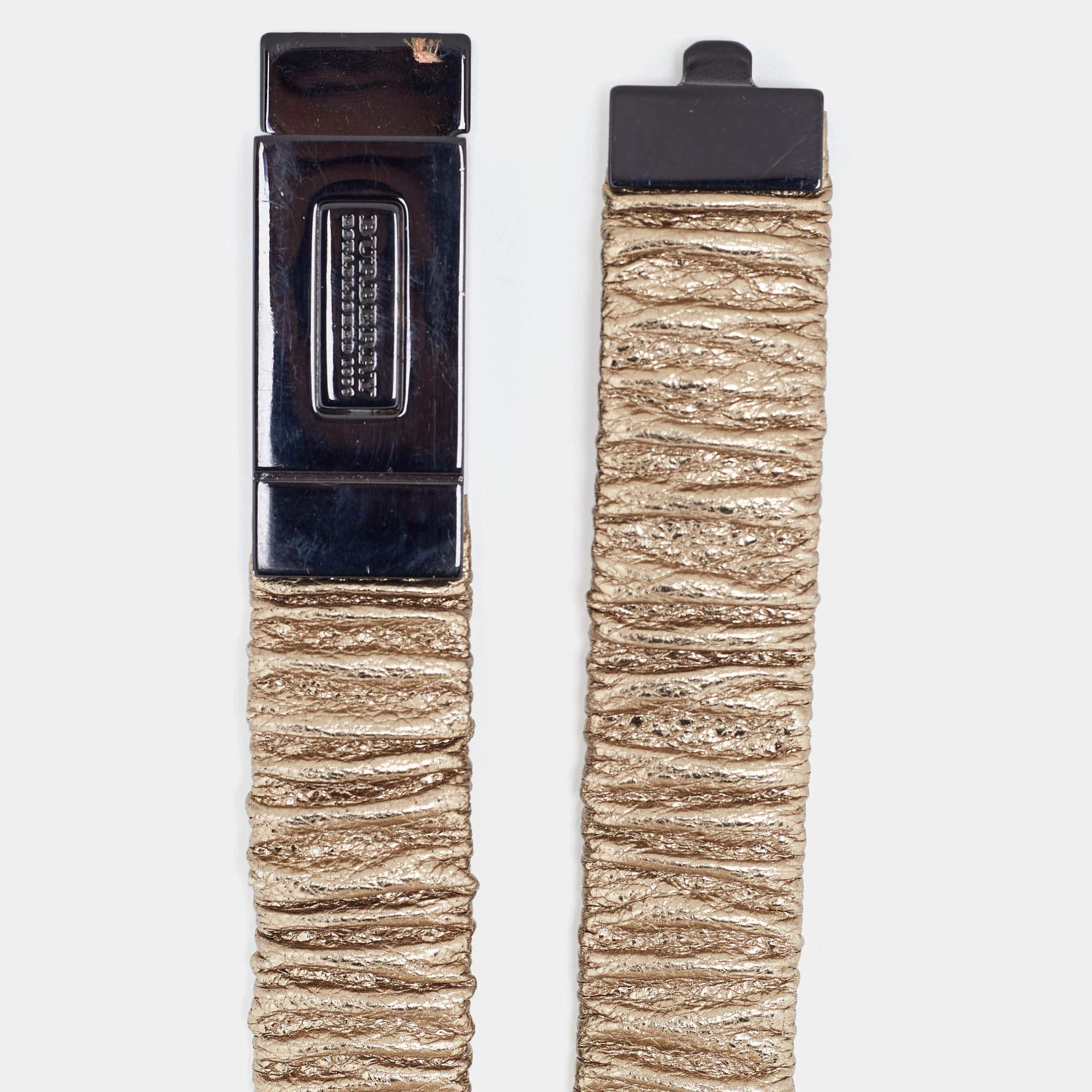 Los cinturones son accesorios increíbles que ofrecen funcionalidad y estilo. Si quieres añadir uno, tenemos esta buena elección de Burberry. Tiene un aspecto lujoso y un bonito acabado.