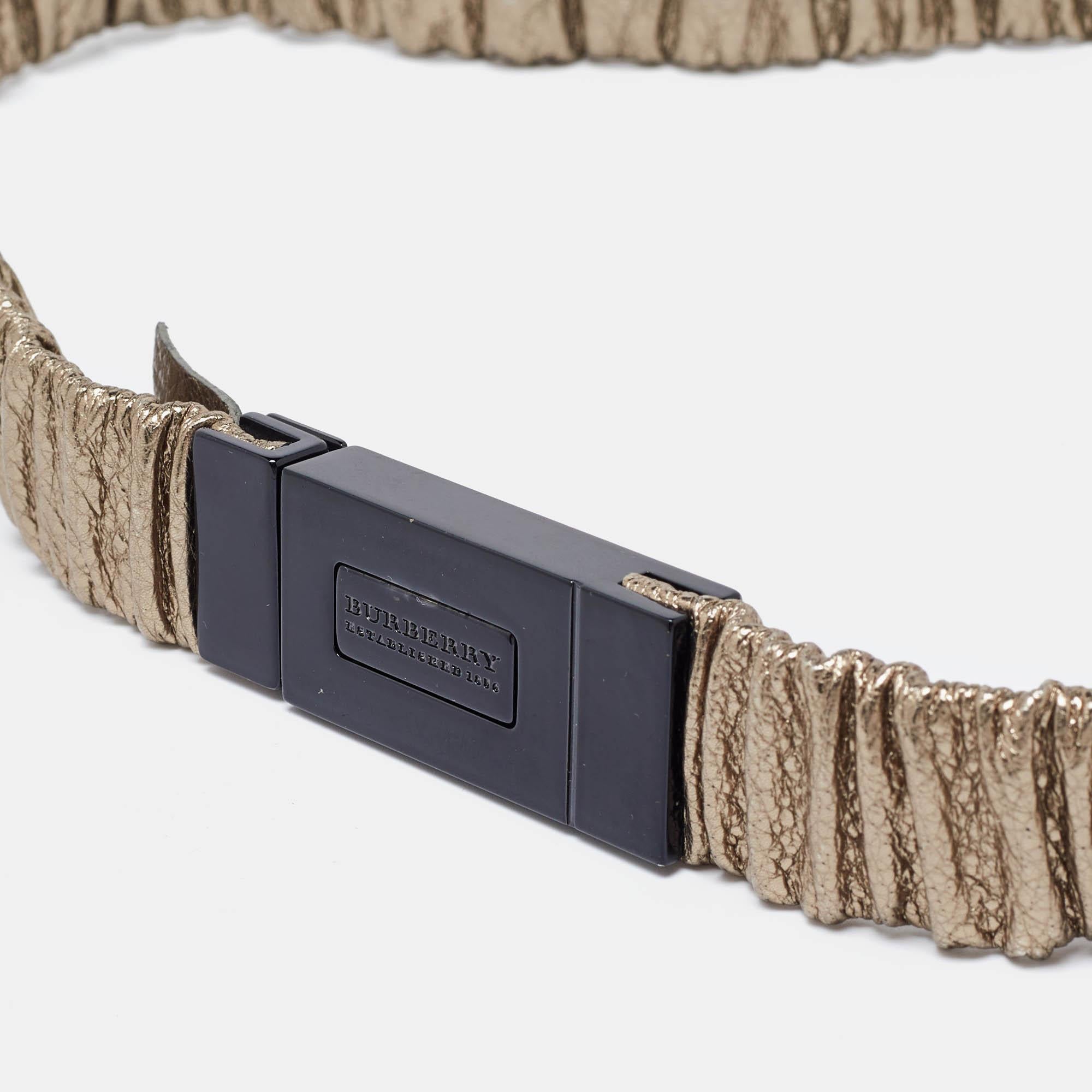 Cinturón Burberry de piel fruncida dorada 85CM en Bueno estado para la venta en Dubai, Al Qouz 2