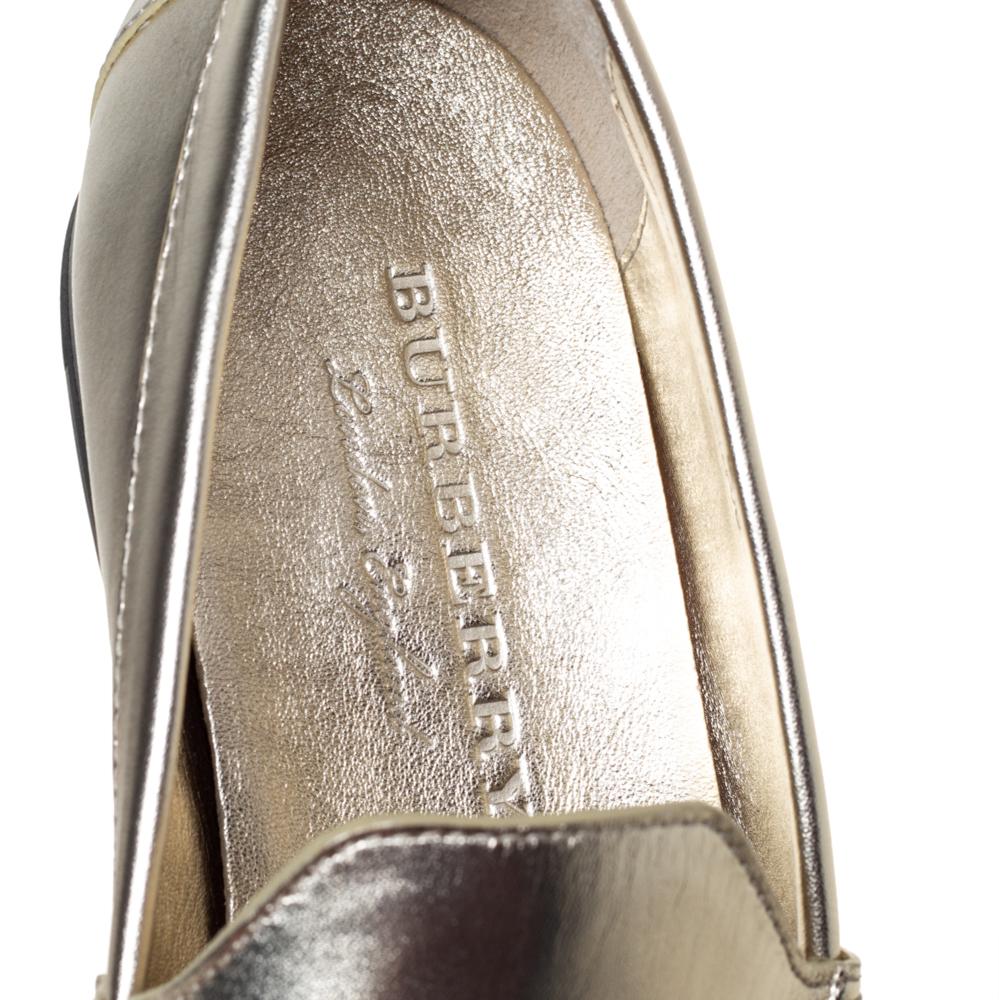Burberry Gold Leather Solway Chain Detail Slip On Loafers Size 39 In New Condition In Dubai, Al Qouz 2