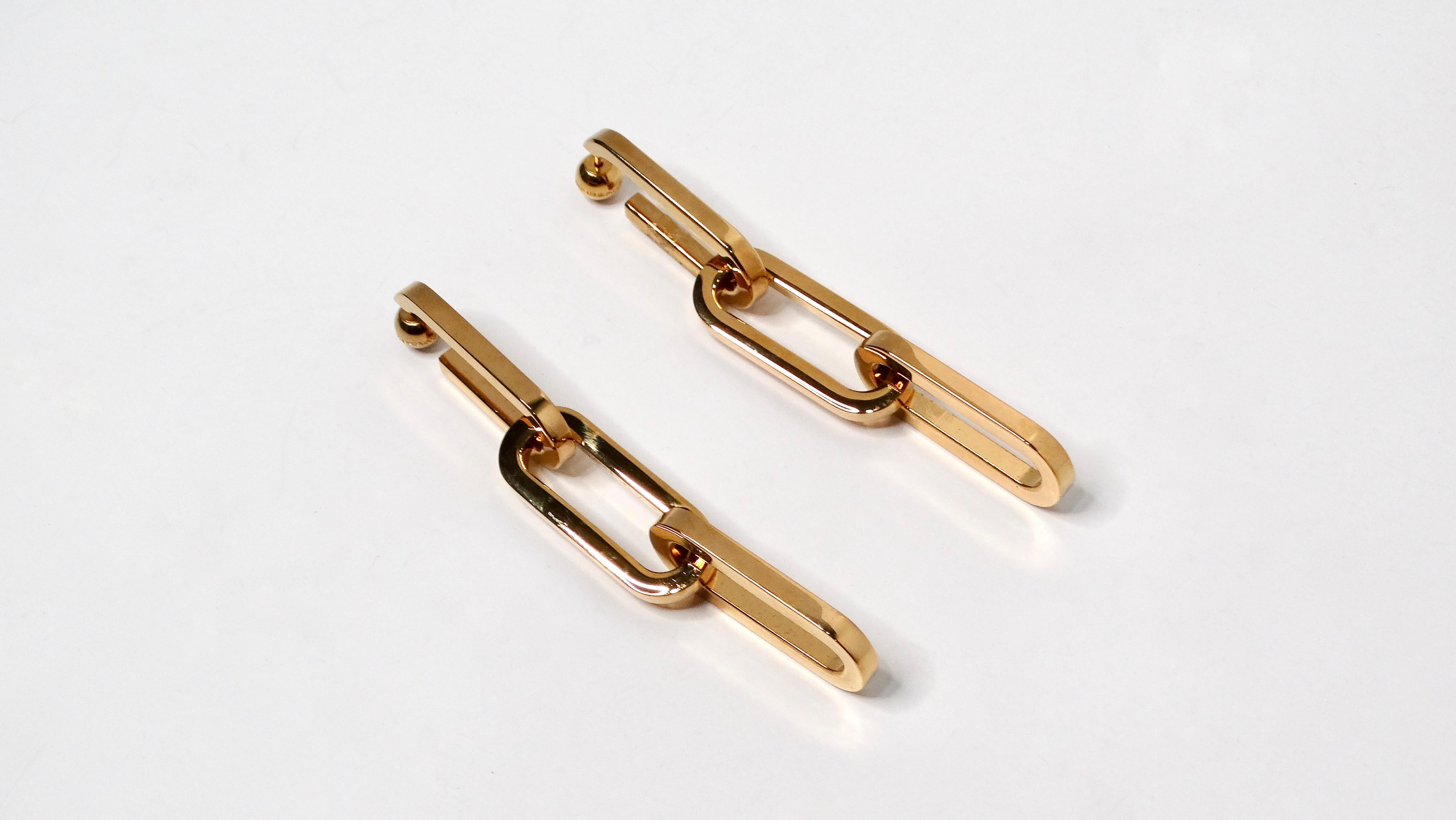 Ti presentiamo gli orecchini a catena Burberry A Link in oro, un'aggiunta straordinaria a qualsiasi collezione di gioielli. Questi orecchini presentano tre segmenti di catena elegantemente collegati che penzolano con grazia dal lobo dell'orecchio,
