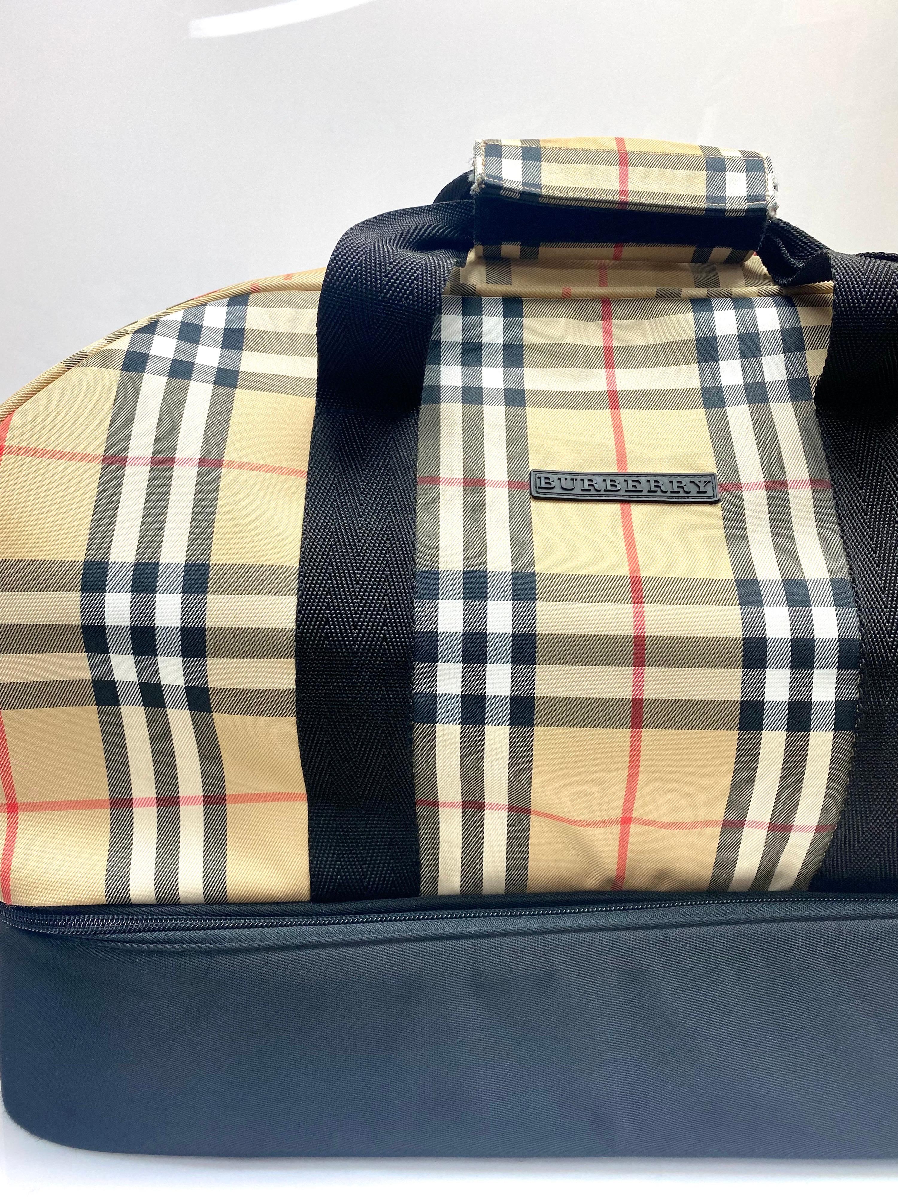 Burberry Golf Beige Travel Bag  In Excellent Condition In West Palm Beach, FL