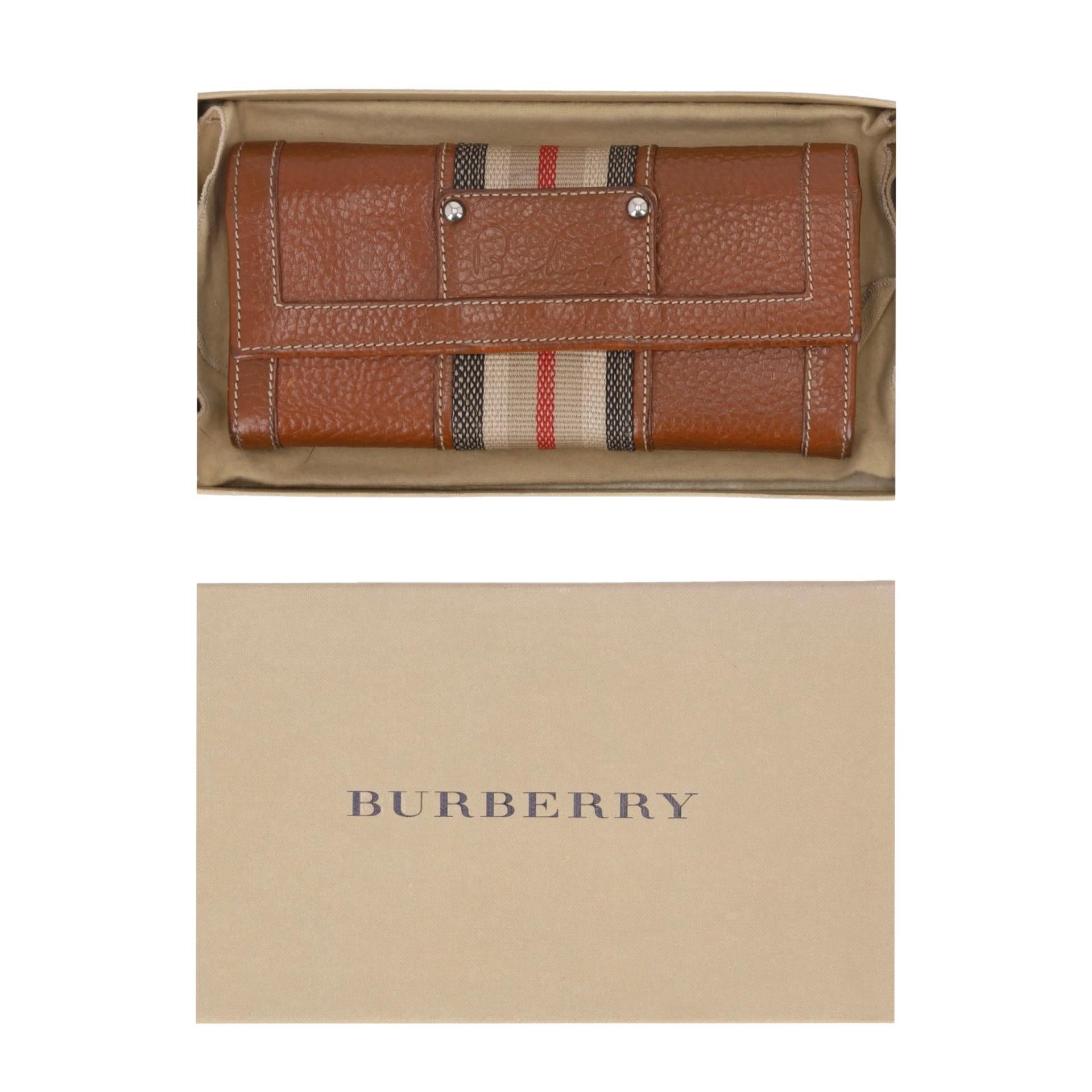 Burberry Grained Leather Wallet

Brown wallet crafted from grained leather, designed with Burberry's signature striped canvas panel running vertically in the middle, featuring the brand's iconic colour palette.

Styled with white contrast stitching