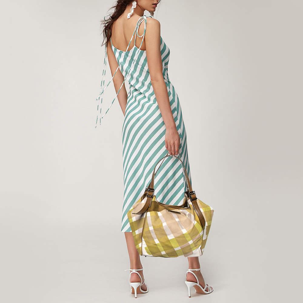 This alluring tote bag for women has been designed to assist you on any day. Convenient to carry and fashionably designed, the tote is cut with skill and sewn into a great shape. It is well-equipped to be a reliable accessory. 