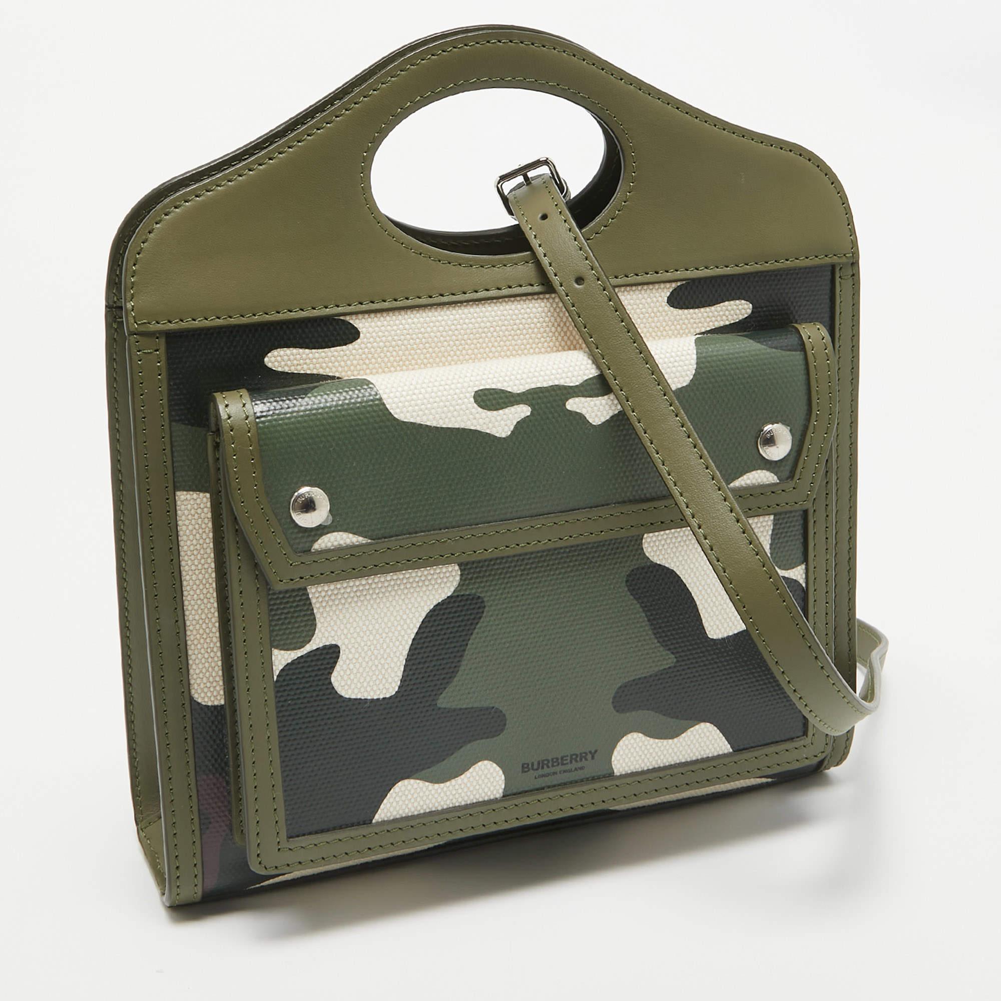 Noir Burberry Camo imprimé vert en toile et cuir  Mini sac de poche en vente
