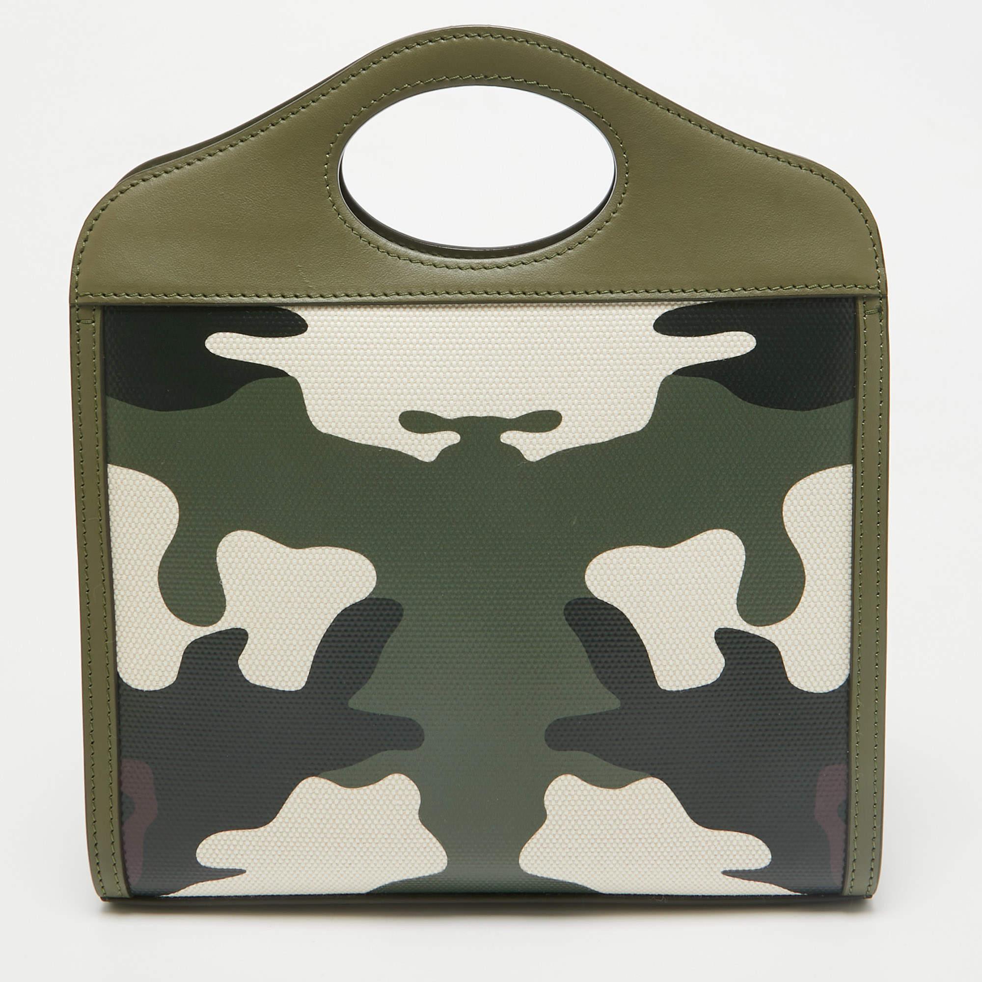 Burberry Camo imprimé vert en toile et cuir  Mini sac de poche Neuf - En vente à Dubai, Al Qouz 2