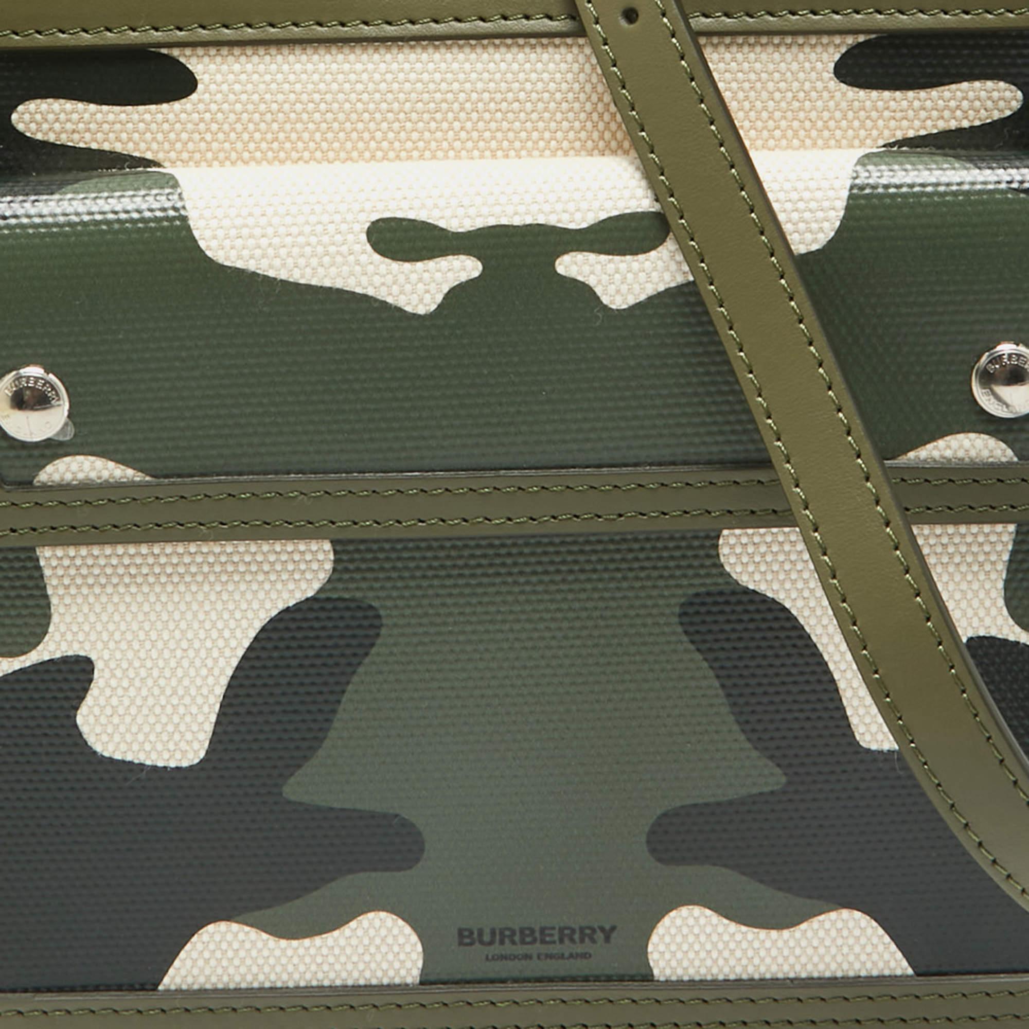 Burberry Camo imprimé vert en toile et cuir  Mini sac de poche Pour femmes en vente