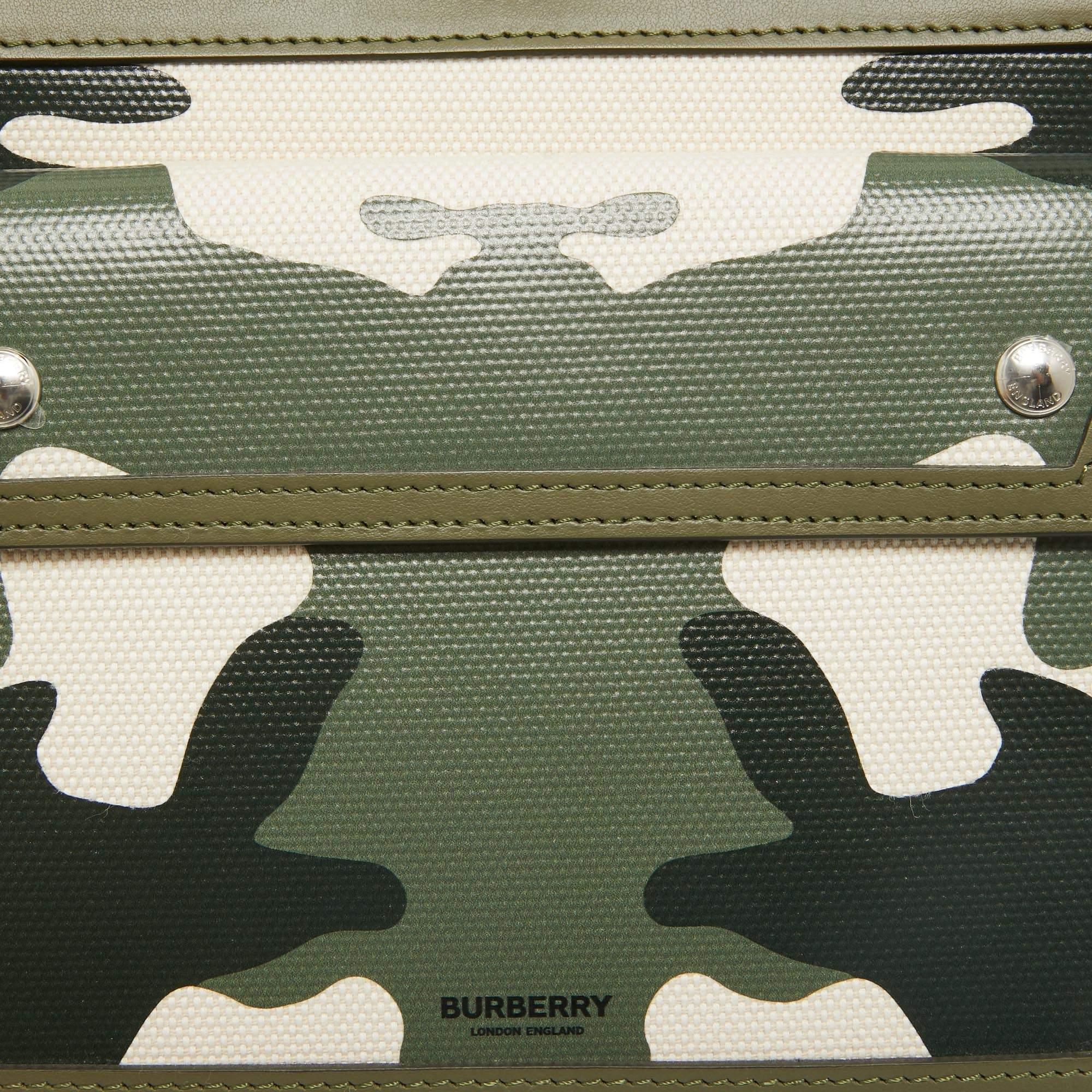 Burberry Camo imprimé vert en toile et cuir  Mini sac de poche en vente 1