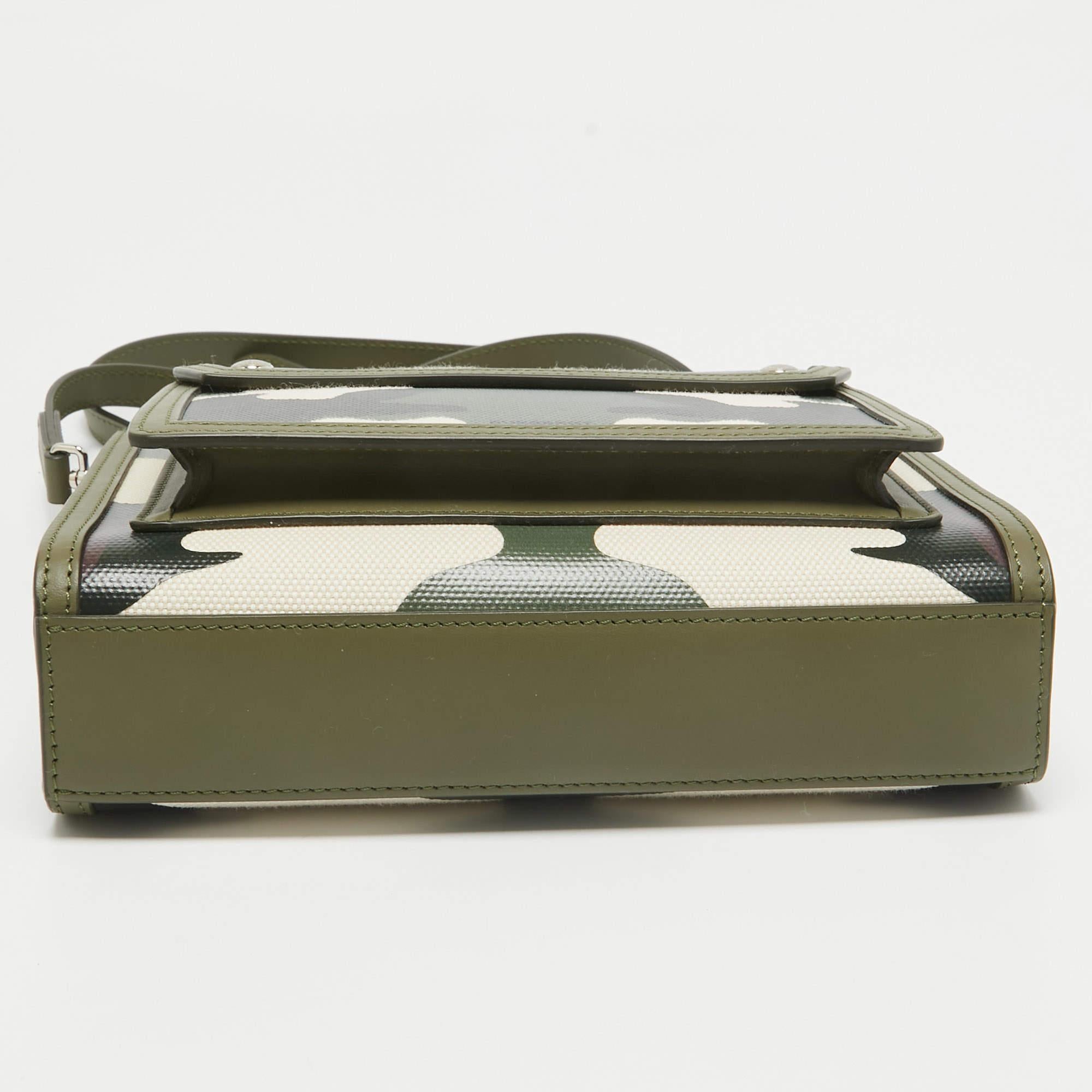 Burberry Camo imprimé vert en toile et cuir  Mini sac de poche en vente 2