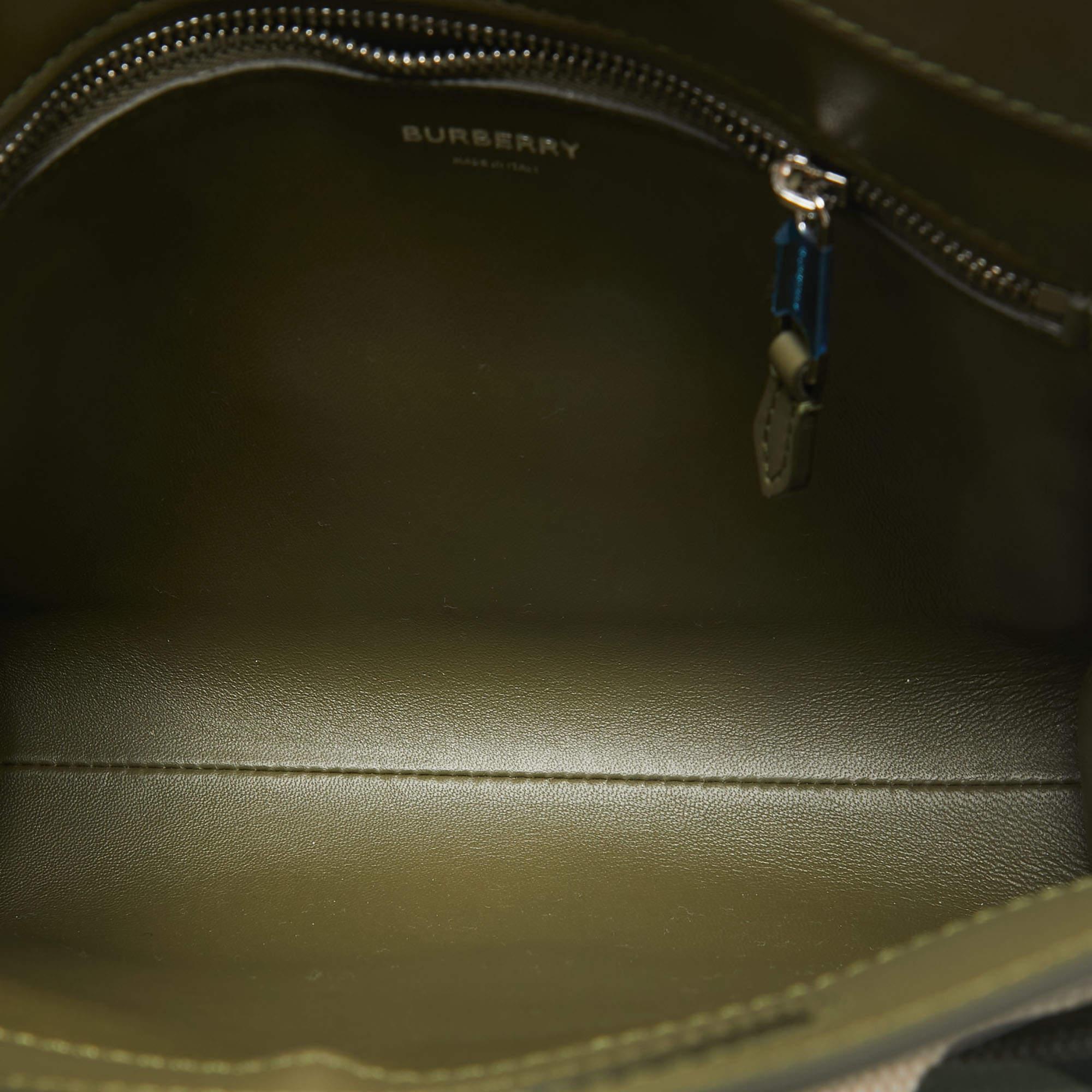 Burberry Camo imprimé vert en toile et cuir  Mini sac de poche en vente 3