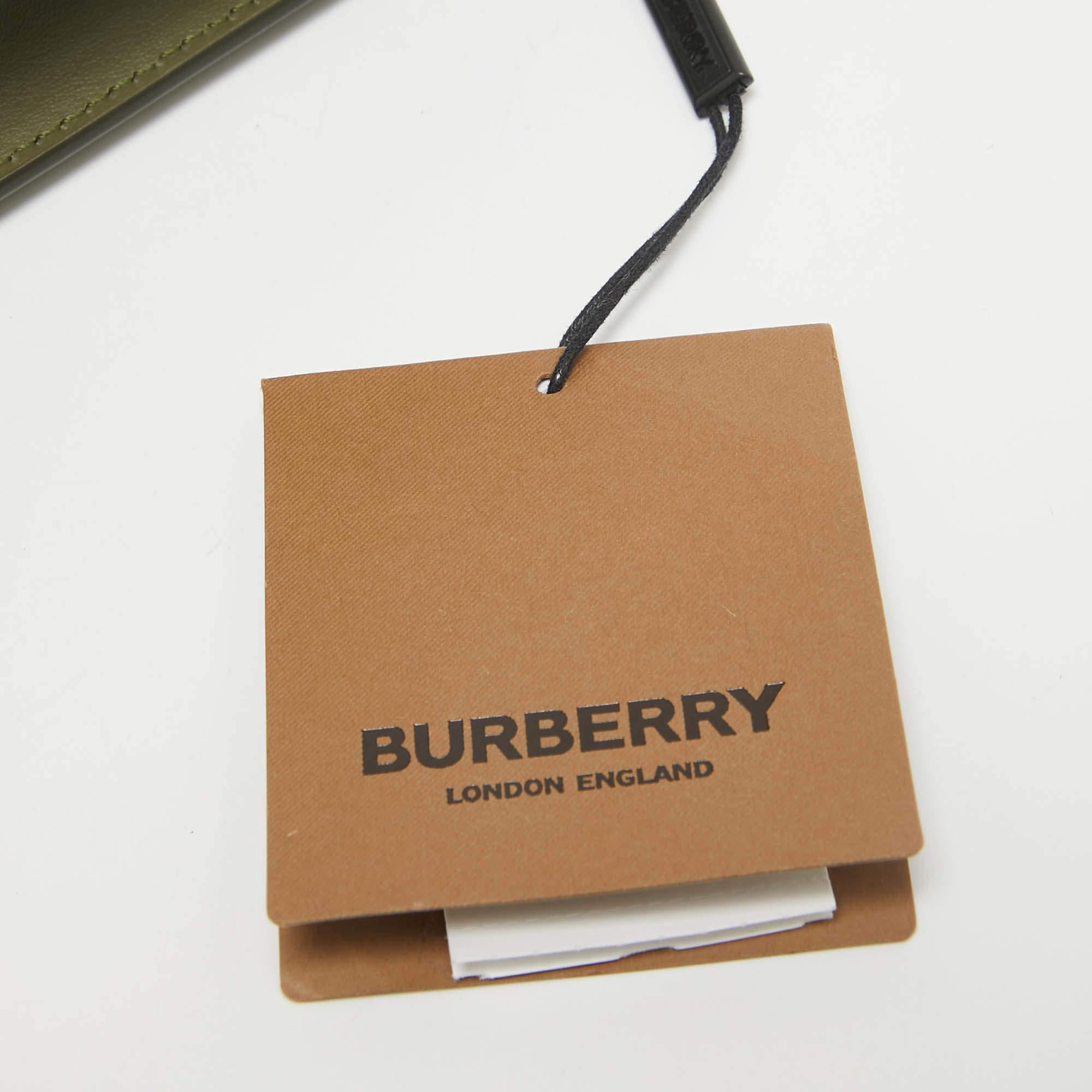 Burberry Camo imprimé vert en toile et cuir  Mini sac de poche en vente 4