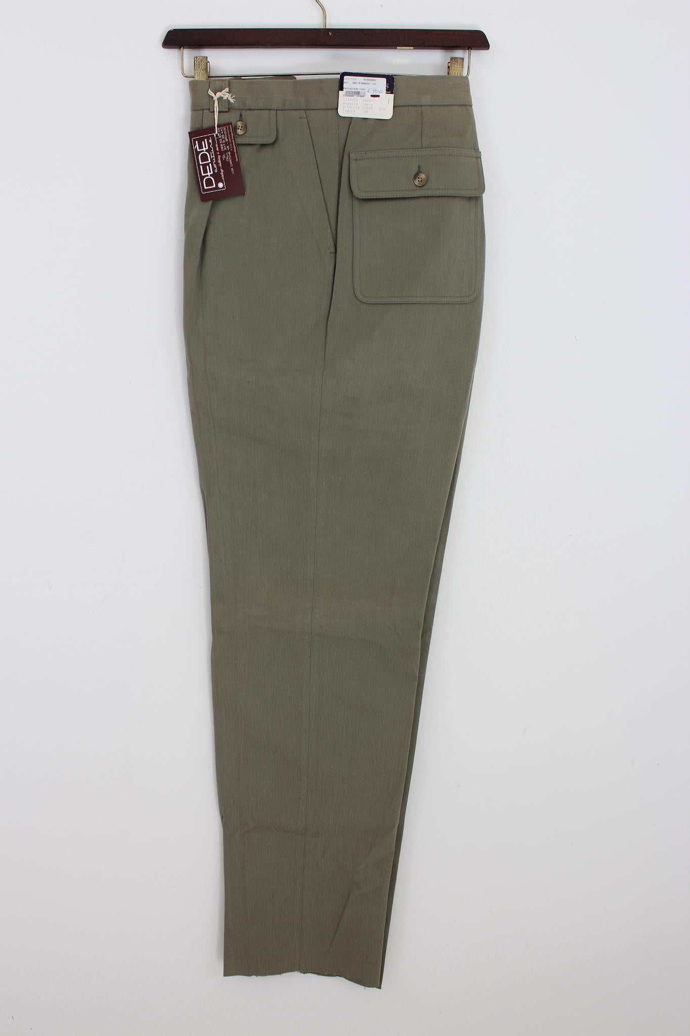 Burberry 90er Jahre Vintage klassische Hose. Modell mit geradem Bein, Farbe hellgrün, 100% Baumwolle. Hergestellt in Italien. Neu mit Etikett, aus dem Lagerbestand.

Größe: 58 It 48 Us 48 Uk

Taille: 50 cm
Länge: 122 cm
Saum: 23 cm