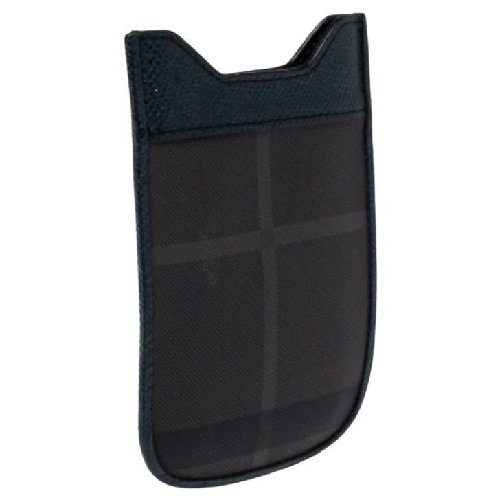 This elegant phone pouch by Burberry will bring a classic accent to everyday looks. Designed with signature check canvas and leather in green and grey hues. Grab this stunning accessory now!
