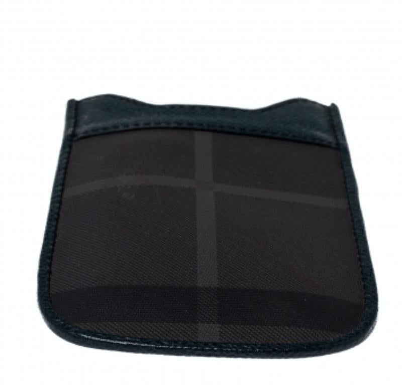 Burberry Green/Grey Check Canvas and Leather Phone Pouch In Good Condition For Sale In Dubai, Al Qouz 2