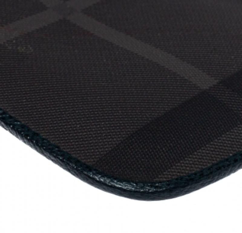 Burberry Green/Grey Check Canvas and Leather Phone Pouch For Sale 1