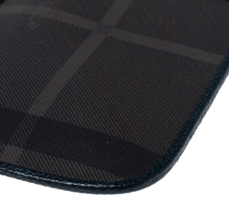 Burberry Green/Grey Check Canvas and Leather Phone Pouch For Sale 2