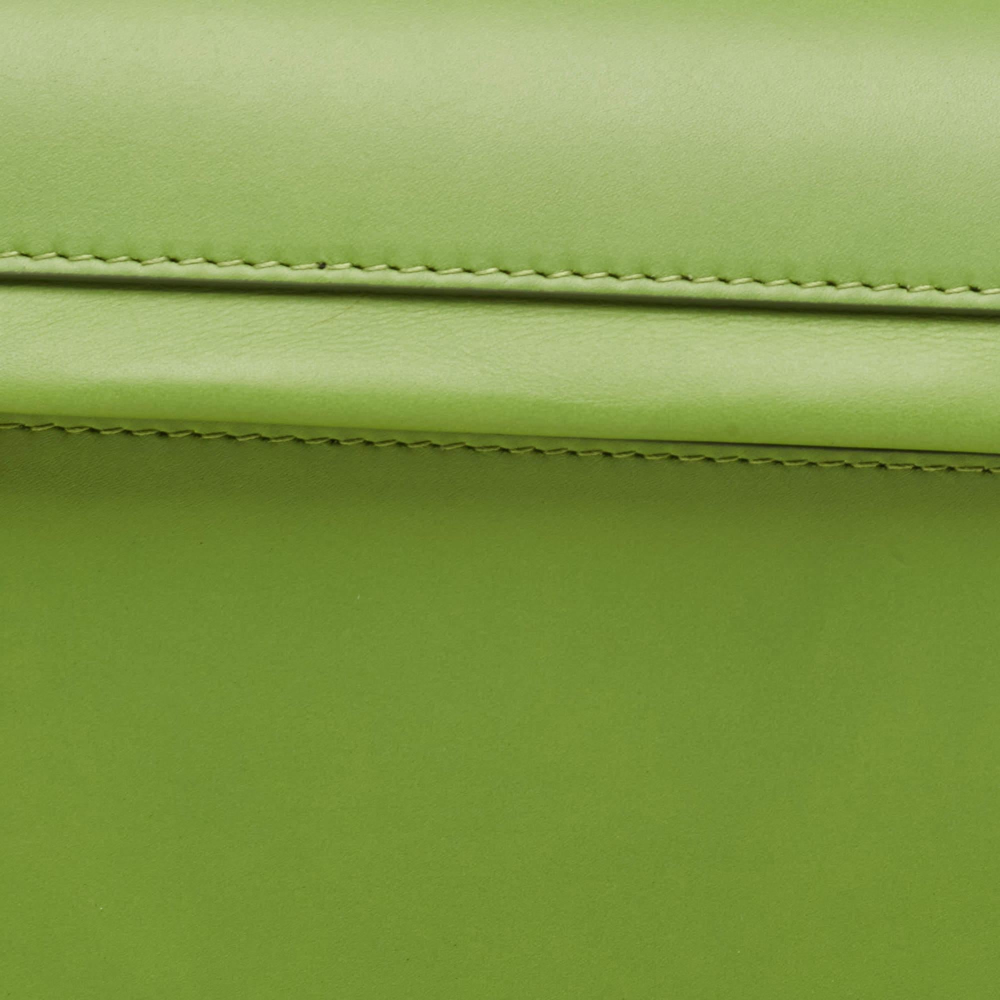Burberry Grünes Leder Kleine Olympia Umhängetasche im Angebot 9