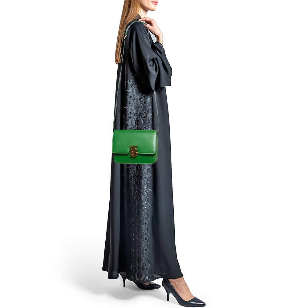 El bolso bandolera de piel verde de Burberrys es una inversión segura que también es tendencia ahora. Está acabado con un elegante cierre TB de metal dorado y una correa ajustable para que puedas llevarlo de distintas formas. Llévalo con conjuntos