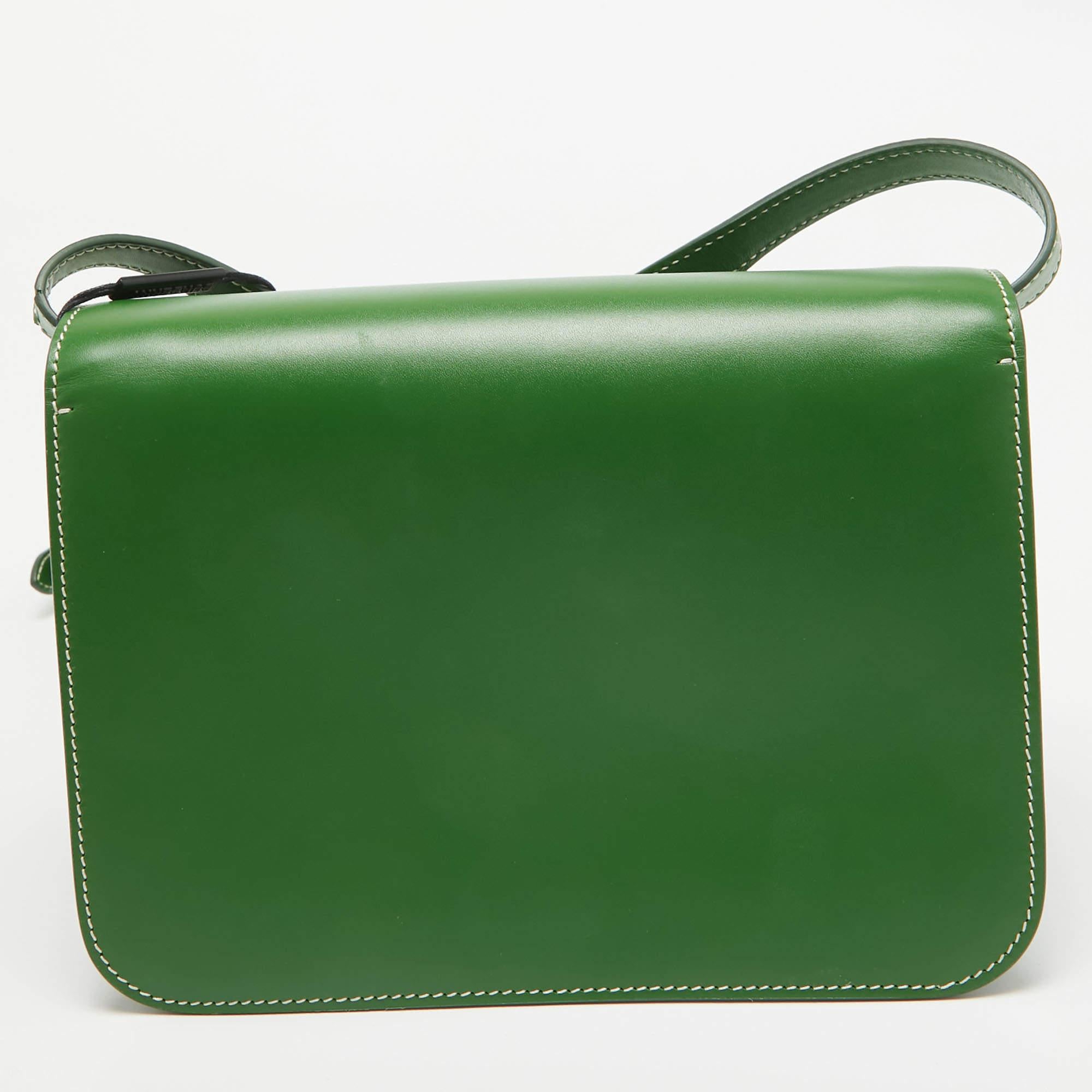 Bolso de hombro pequeño TB de piel verde de Burberry en Excelente estado para la venta en Dubai, Al Qouz 2