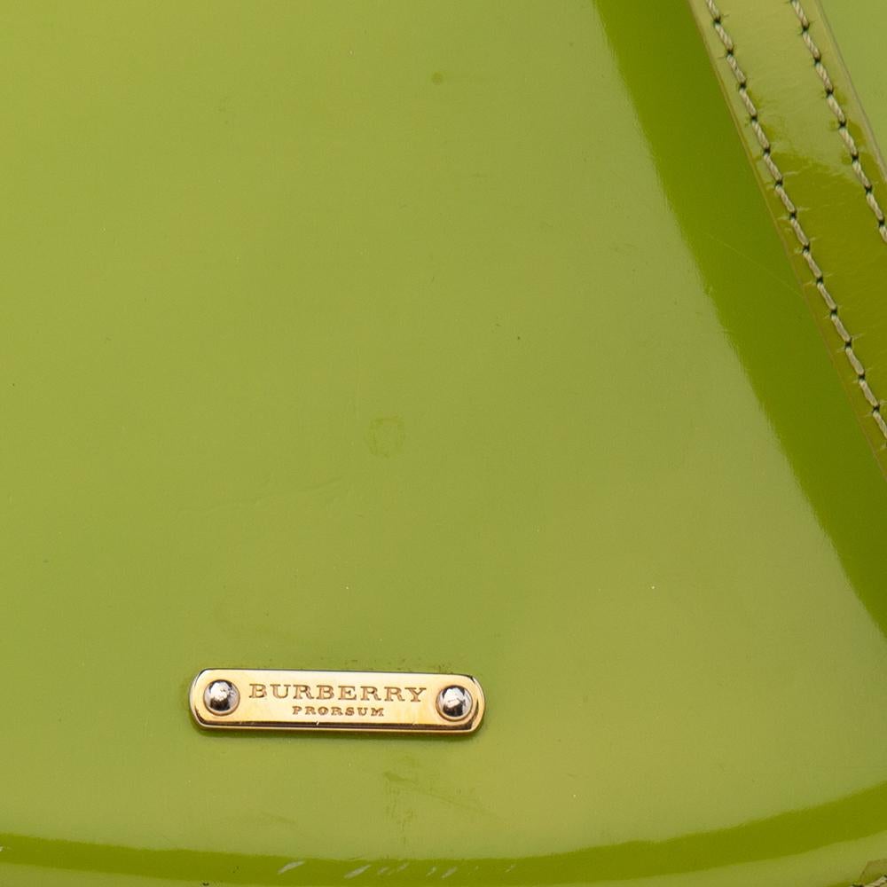 Burberry Green Patent Leather Flap Shoulder Bag In Good Condition In Dubai, Al Qouz 2