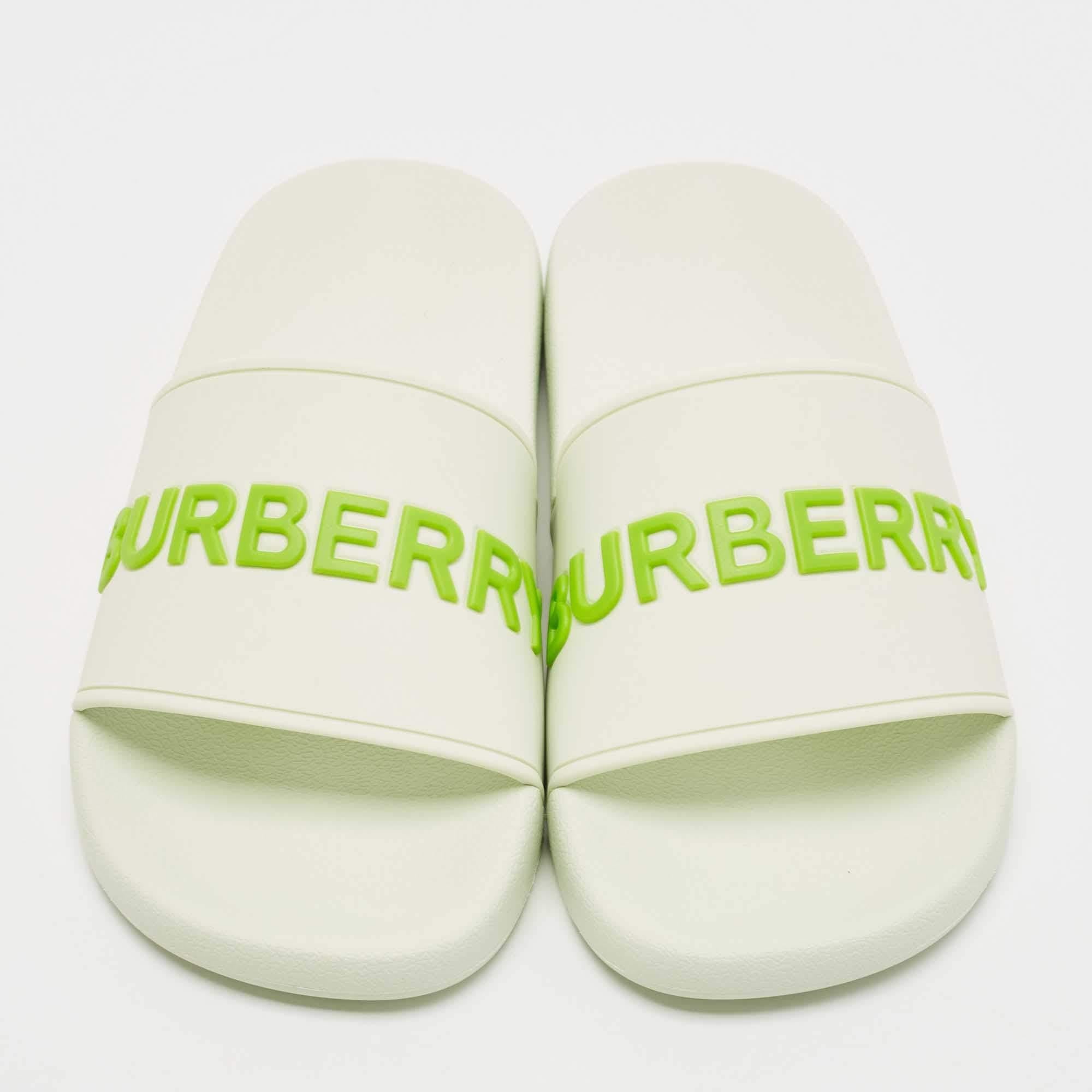 Burberry Green Rubber logo Embossed slides Size 39 In Excellent Condition In Dubai, Al Qouz 2