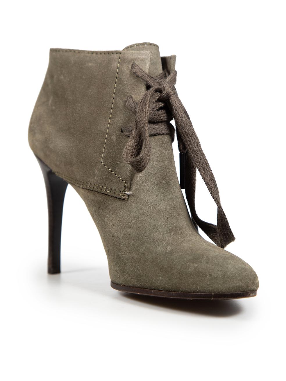 La condizione è buona. È evidente una lieve usura degli stivali. Piccole abrasioni sulla punta di entrambe le scarpe e sulla parte anteriore della scarpa destra. Graffi ai lati e ai talloni di entrambe le scarpe su questo articolo usato di rivendita