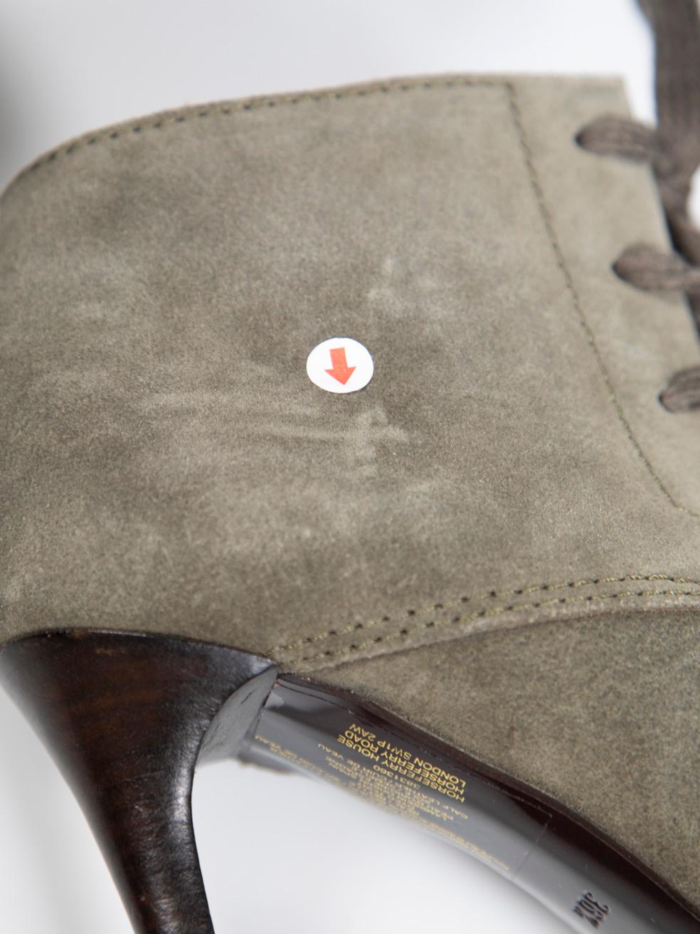 Burberry Greene & Greene in pelle scamosciata con tacco alto Taglia IT 36.5 in vendita 2