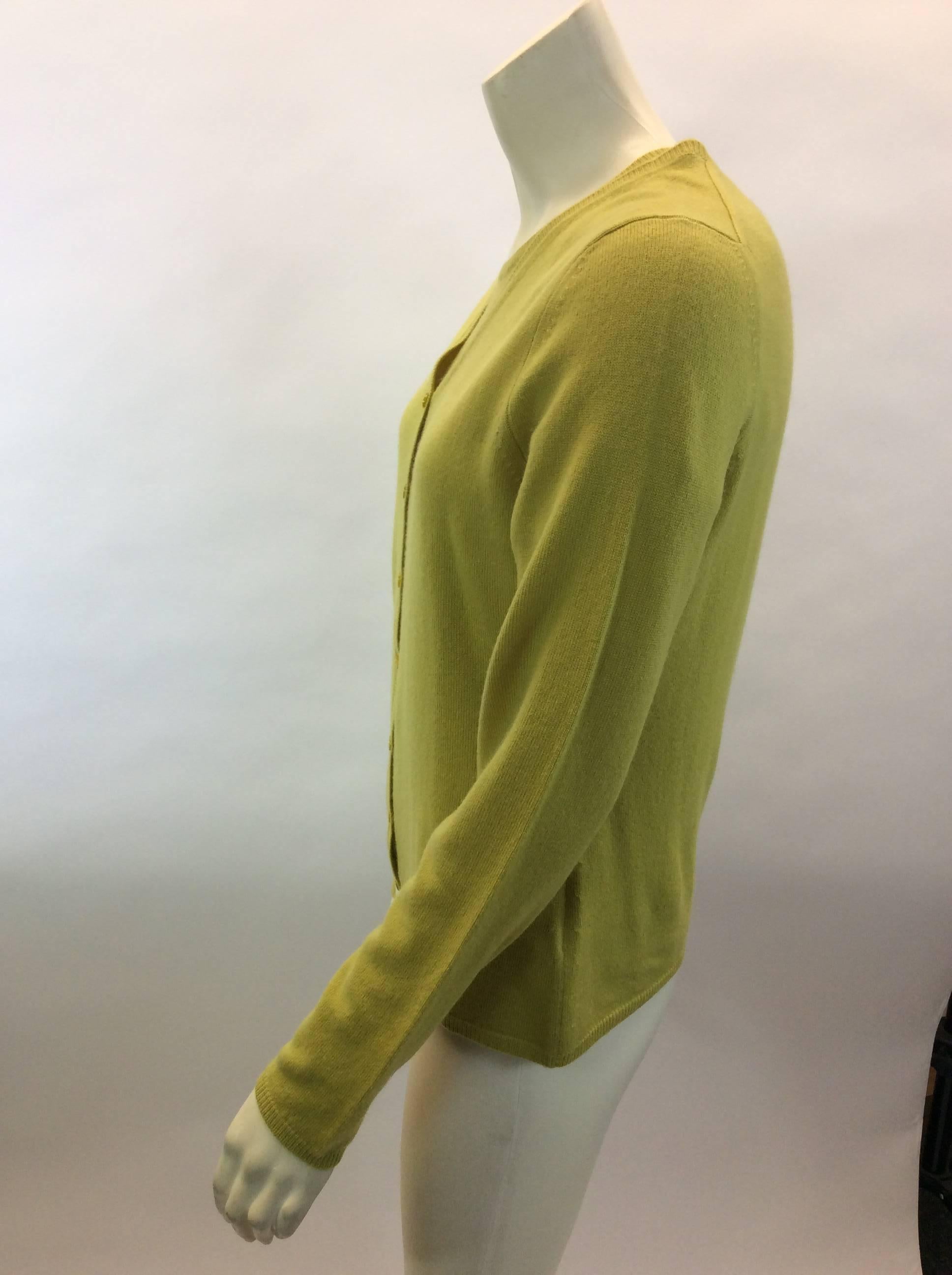 Burberry Green Two Piece Cashmere Cardigan Set
$199
100% Cashmere
Made in Hong Kong
Size Medium
Shirt: 
Length 22