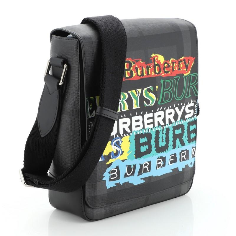 Burberry Greenford Graffiti Umhängetasche aus beschichtetem Canvas mit geräuchertem Karo (Schwarz)