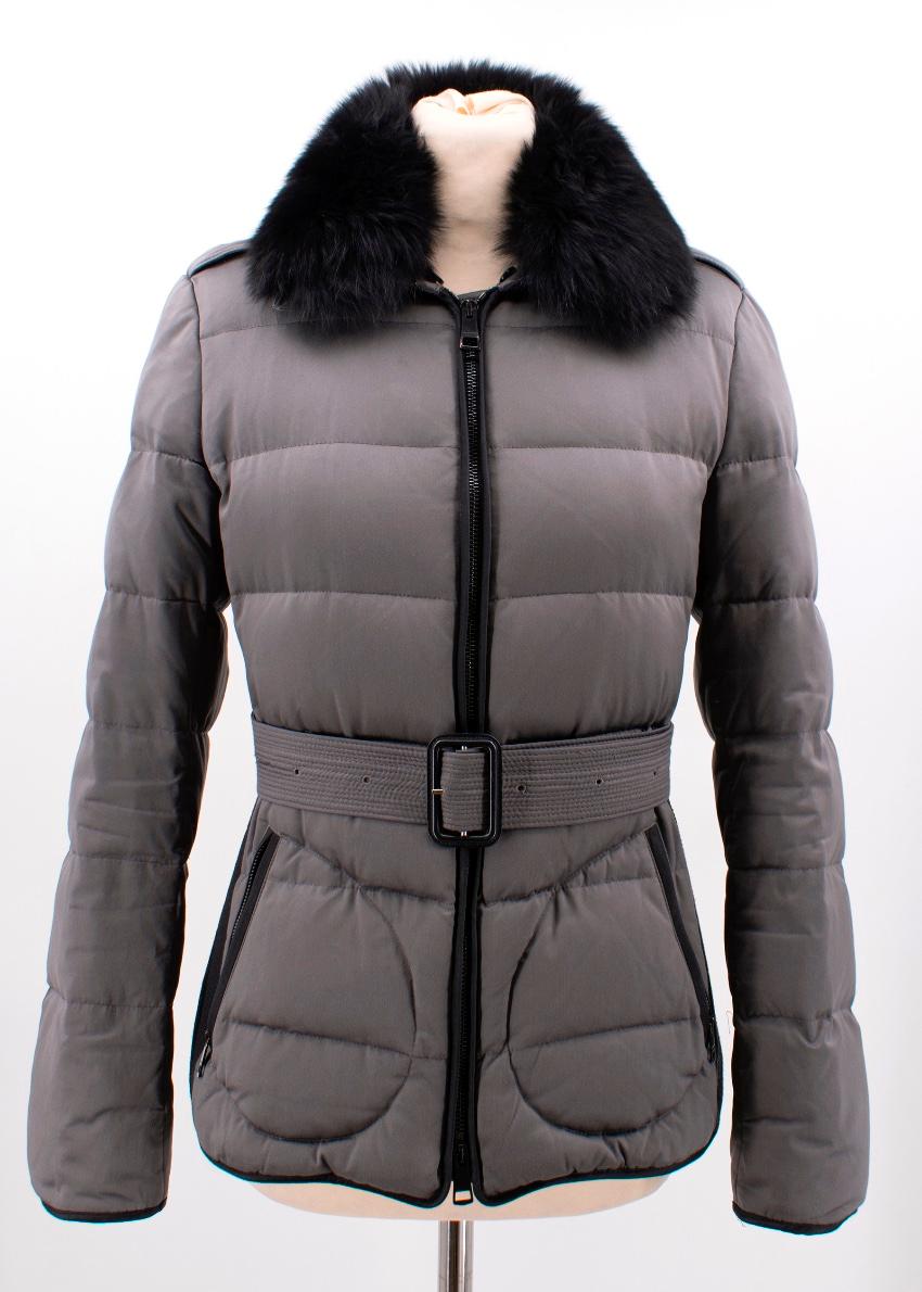 Burberry Grey Belted Fur Collar Puffer Jacket featuring a detachable black grey goose fur collar, quilted design and a grey belt. 

Fabric:Outer 90% polyester, 10% polyurethane; lining 60% acetate, 40% cupro; sleeve lining 100% acetate; filling 80%