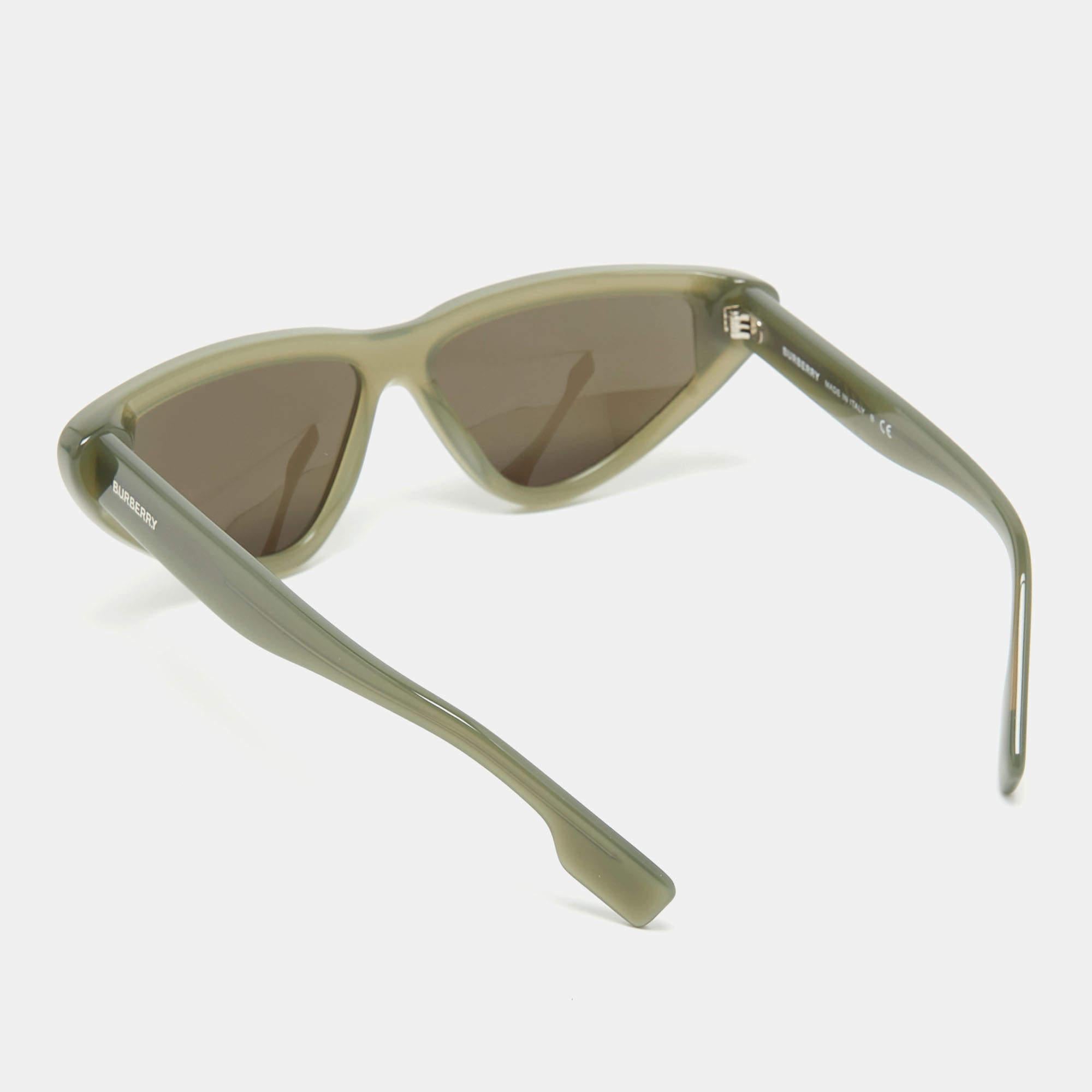 Burberry Grey/Black B4292 Cat Eye Sunglasses In Fair Condition In Dubai, Al Qouz 2