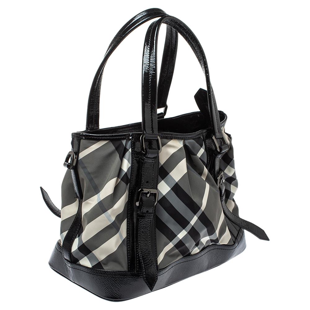 Burberry Tote Lowry in nylon e vernice, grigio/nero, con motivo beat check In condizioni buone a Dubai, Al Qouz 2