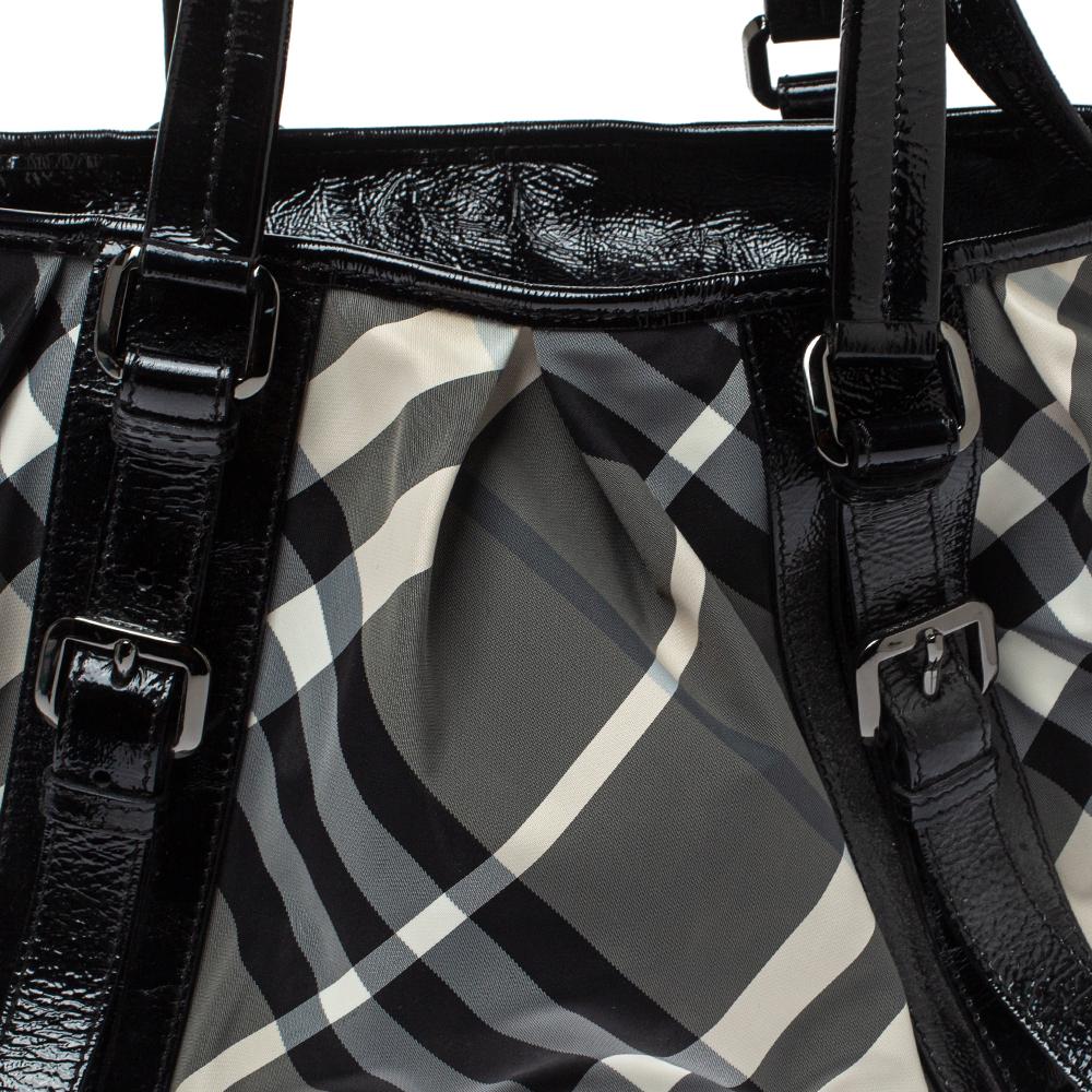 Burberry Tote Lowry in nylon e vernice, grigio/nero, con motivo beat check 3