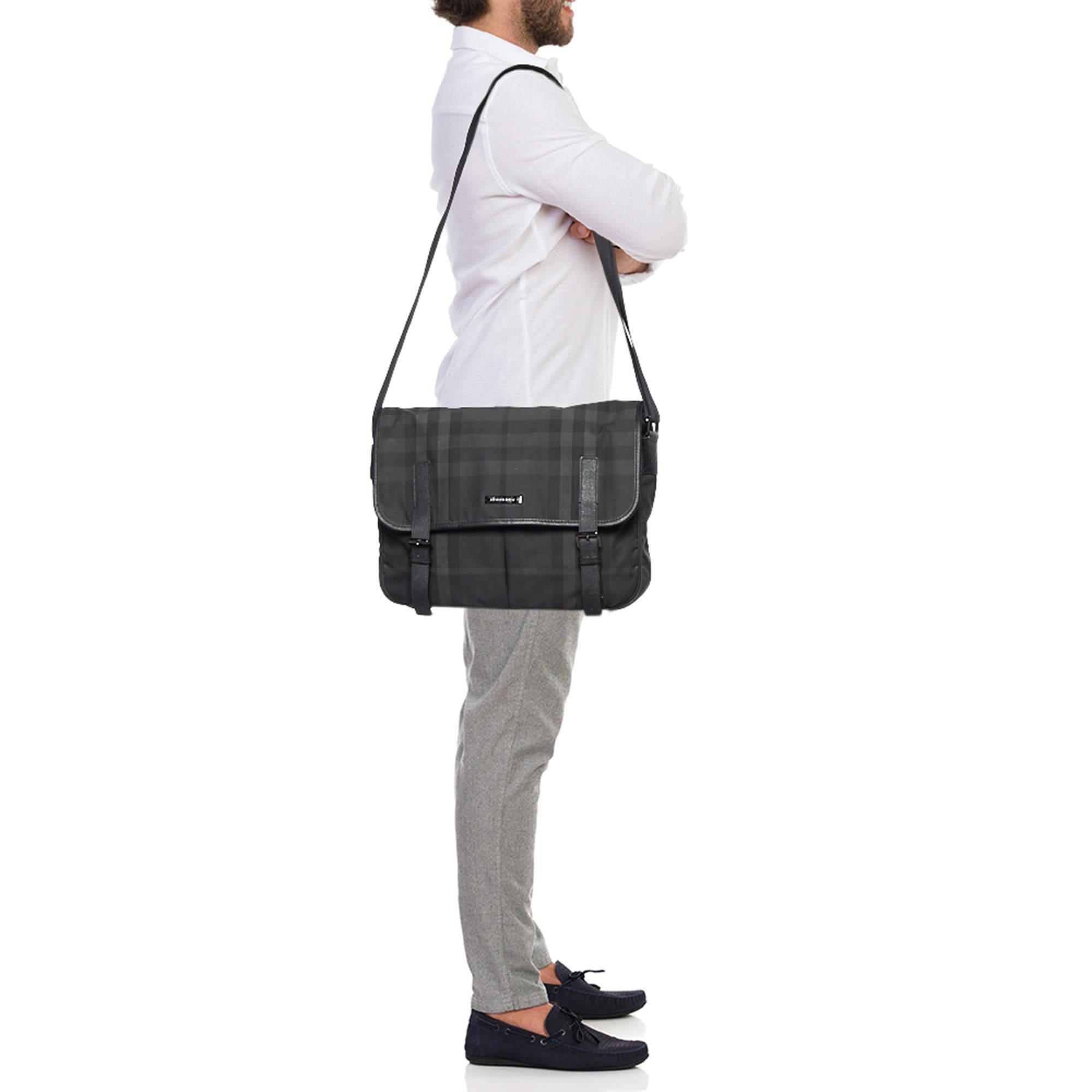 This Burberry messenger for men is made from high grade materials in a functional design. The bag will also effortlessly complement your style.