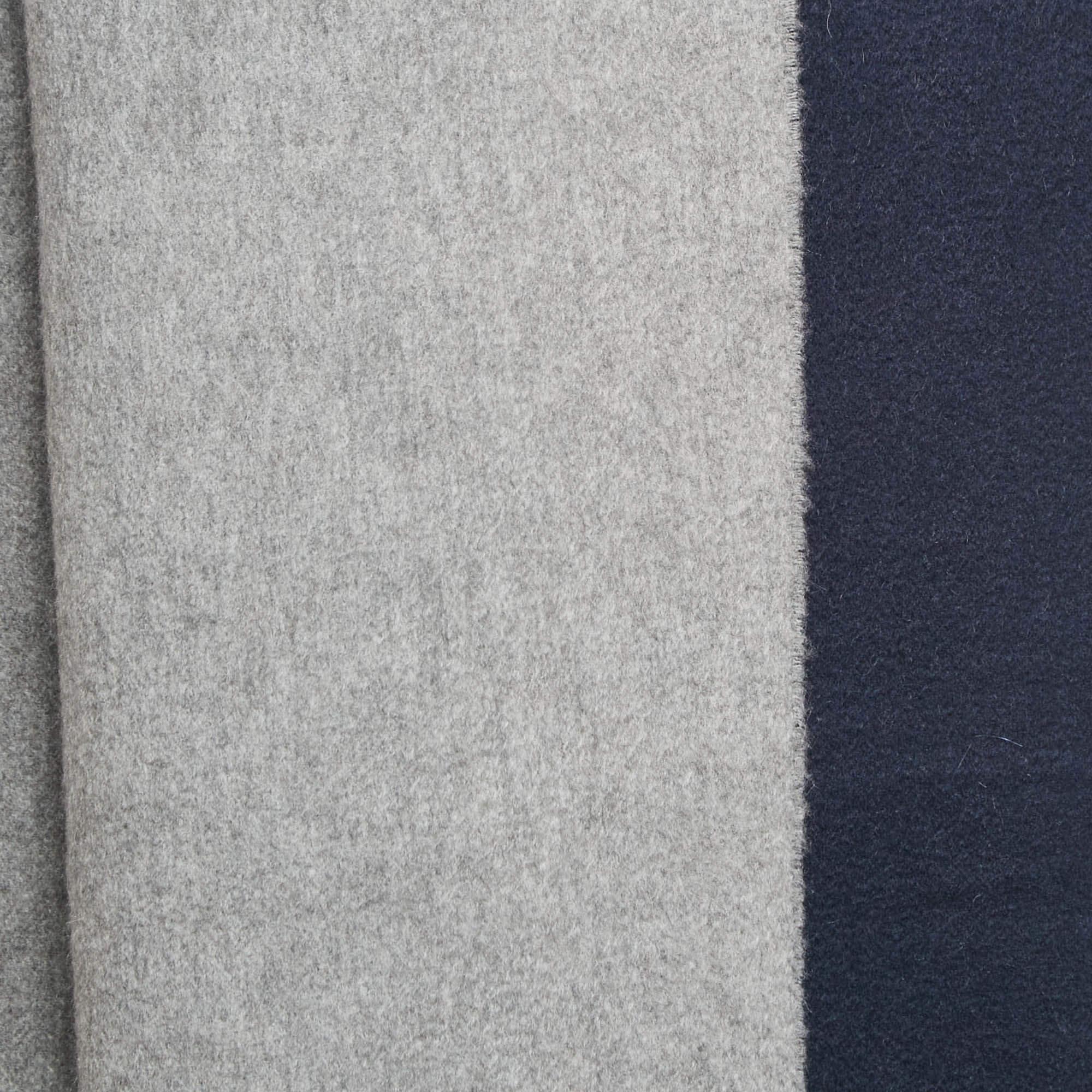 Grigio Sciarpa reversibile Burberry in cashmere spazzolato grigio/blu in vendita