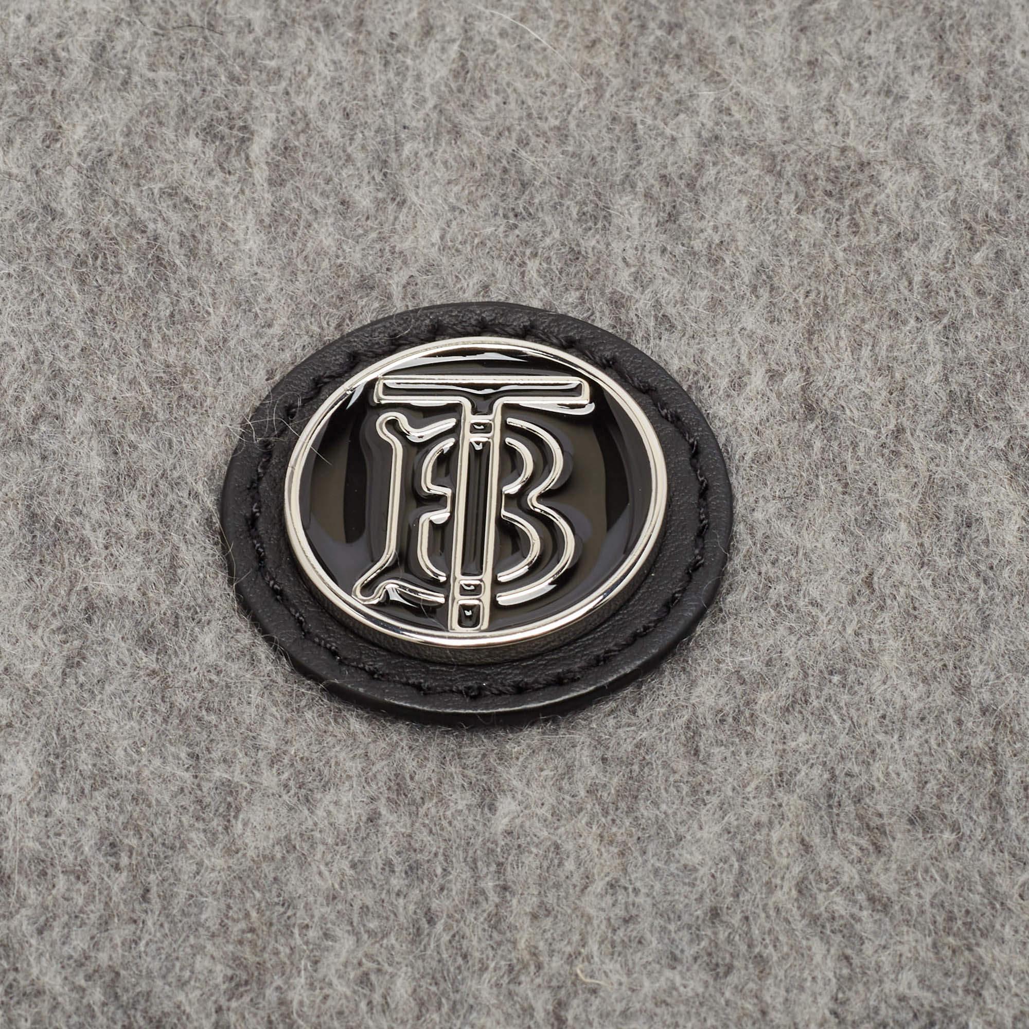 Sciarpa reversibile Burberry in cashmere spazzolato grigio/blu In condizioni Nuovo in vendita a Dubai, Al Qouz 2