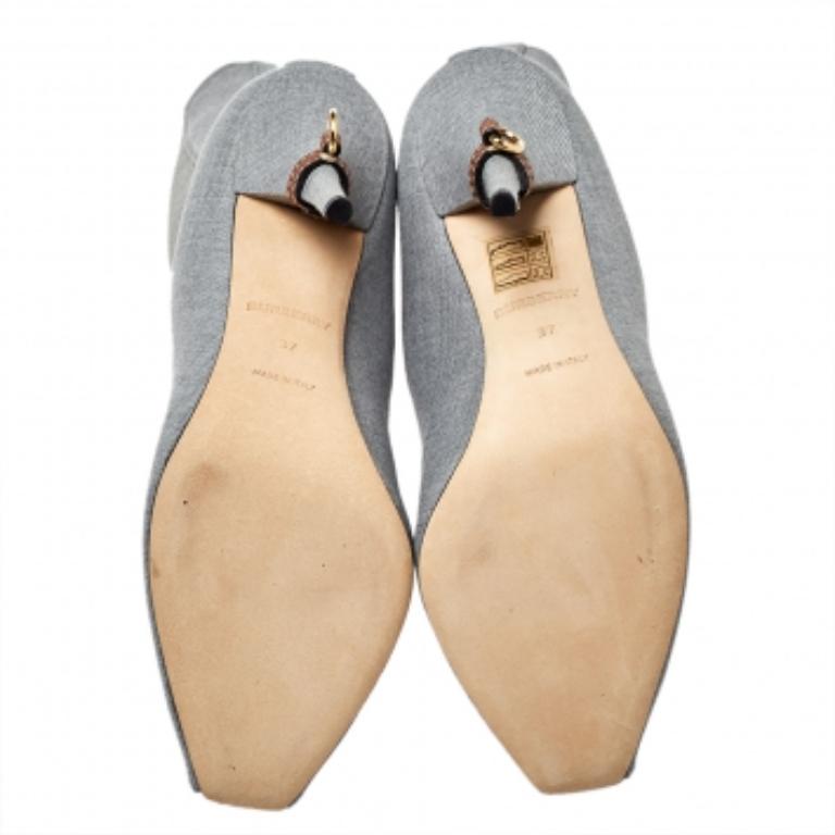 The Kenzie boots by Burberry define the label’s elegant charm and minimal aesthetics. They are skillfully crafted from canvas and elastic fabric in a grey shade and characterized by luxe cuts, unique details, and a durable built. These beauties are