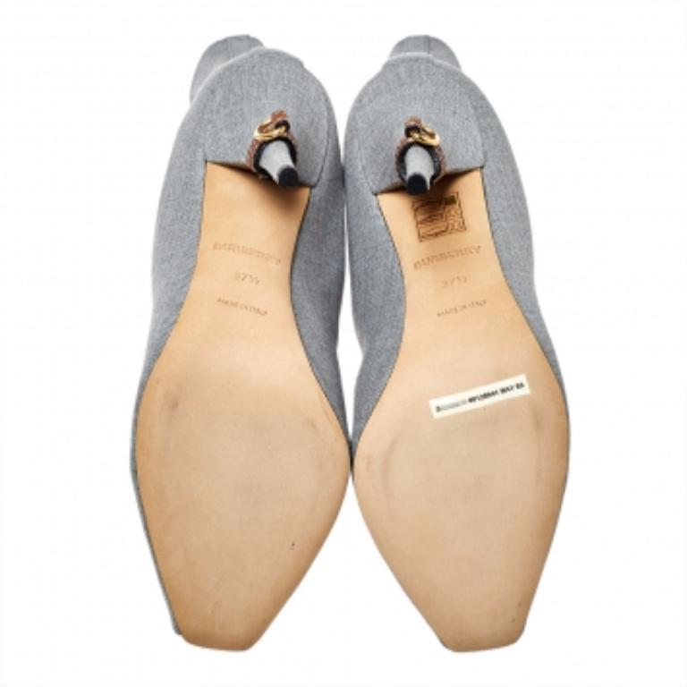The Kenzie boots by Burberry define the label’s elegant charm and minimal aesthetics. They are skillfully crafted from canvas and elastic fabric in a grey shade and characterized by luxe cuts, unique details, and a durable built. These beauties are