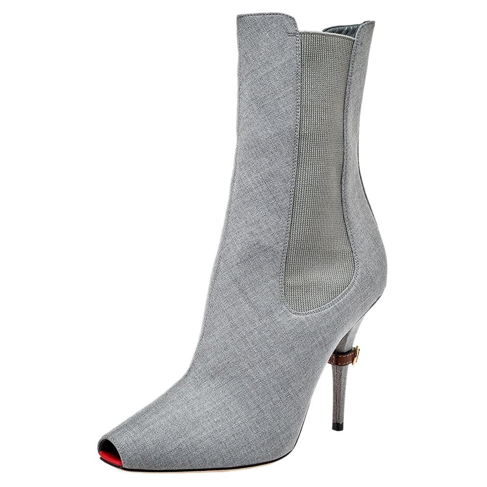 Kenzie-Stiefeletten aus grauem Segeltuch und elastischem Stoff mit Peep Toe von Burberry, Größe 37,5 im Angebot