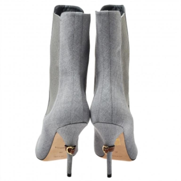 The Kenzie boots by Burberry define the label’s elegant charm and minimal aesthetics. They are skillfully crafted from canvas and elastic fabric in a grey shade and characterized by luxe cuts, unique details, and a durable built. These beauties are