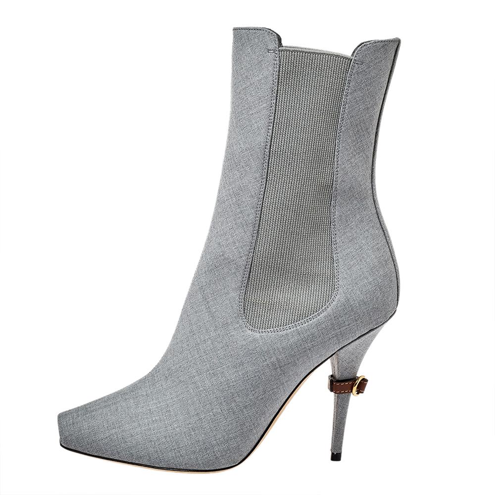 Die Kenzie Stiefel von Burberry definieren den eleganten Charme und die minimalistische Ästhetik des Labels. Sie sind kunstvoll aus Canvas und elastischem Gewebe in einem Grauton gefertigt und zeichnen sich durch luxuriöse Schnitte, einzigartige