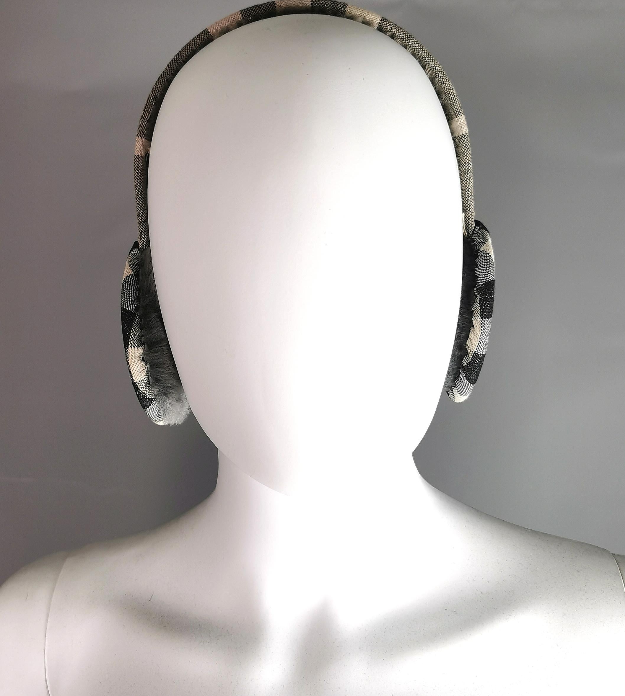 Protège-oreilles en fausse fourrure à carreaux gris Burberry  Pour femmes en vente