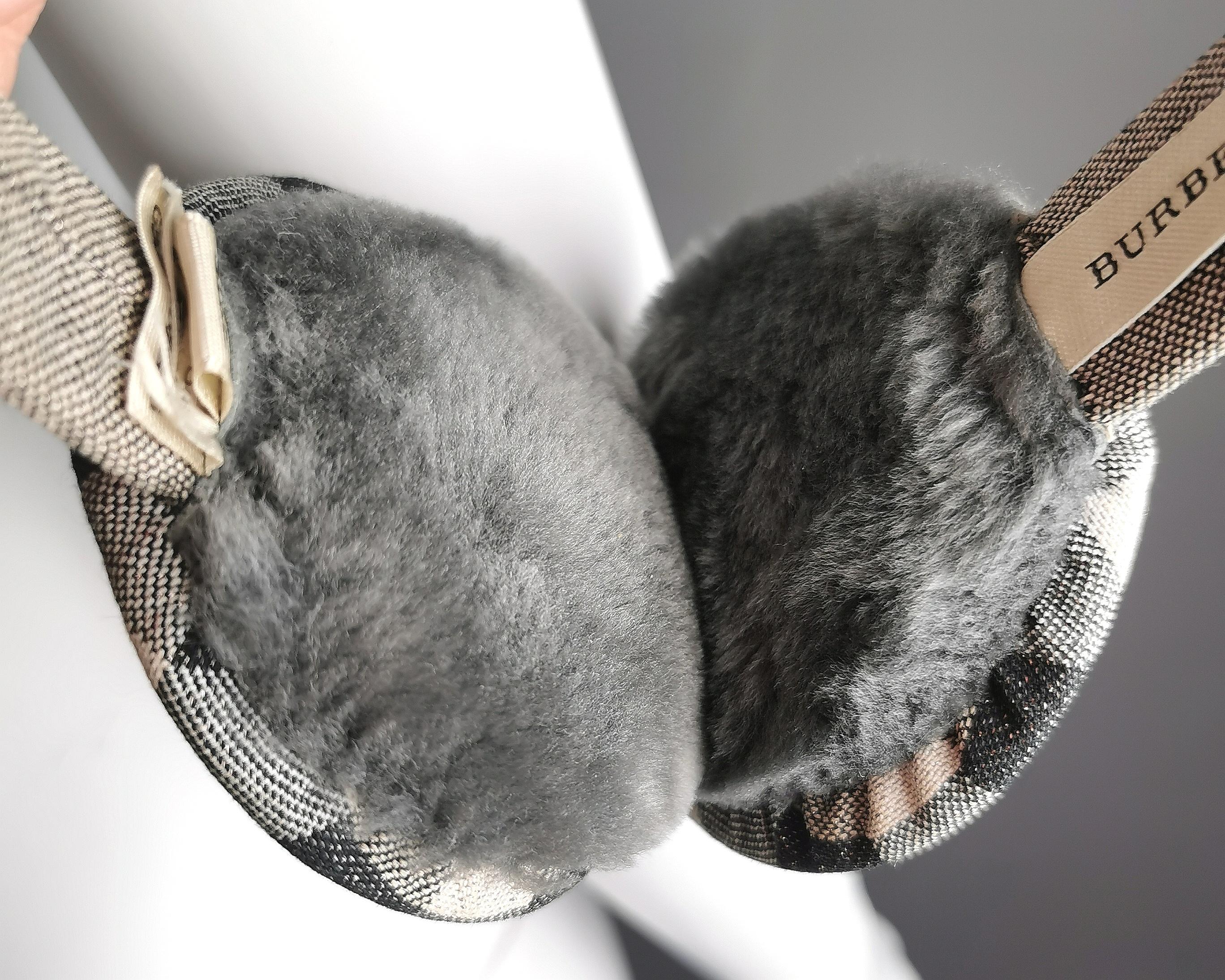 Protège-oreilles en fausse fourrure à carreaux gris Burberry  en vente 2