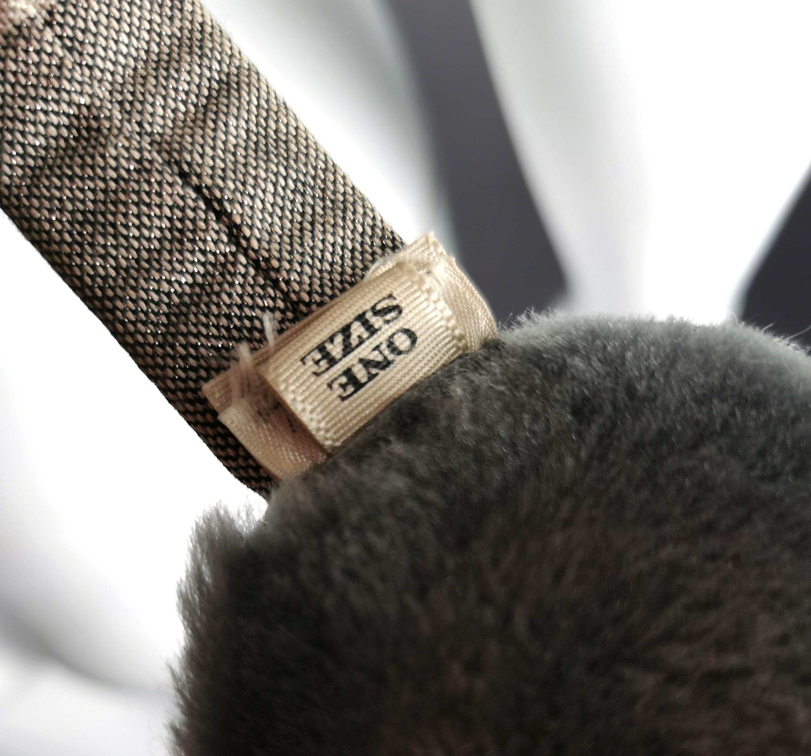 Protège-oreilles en fausse fourrure à carreaux gris Burberry  en vente 3