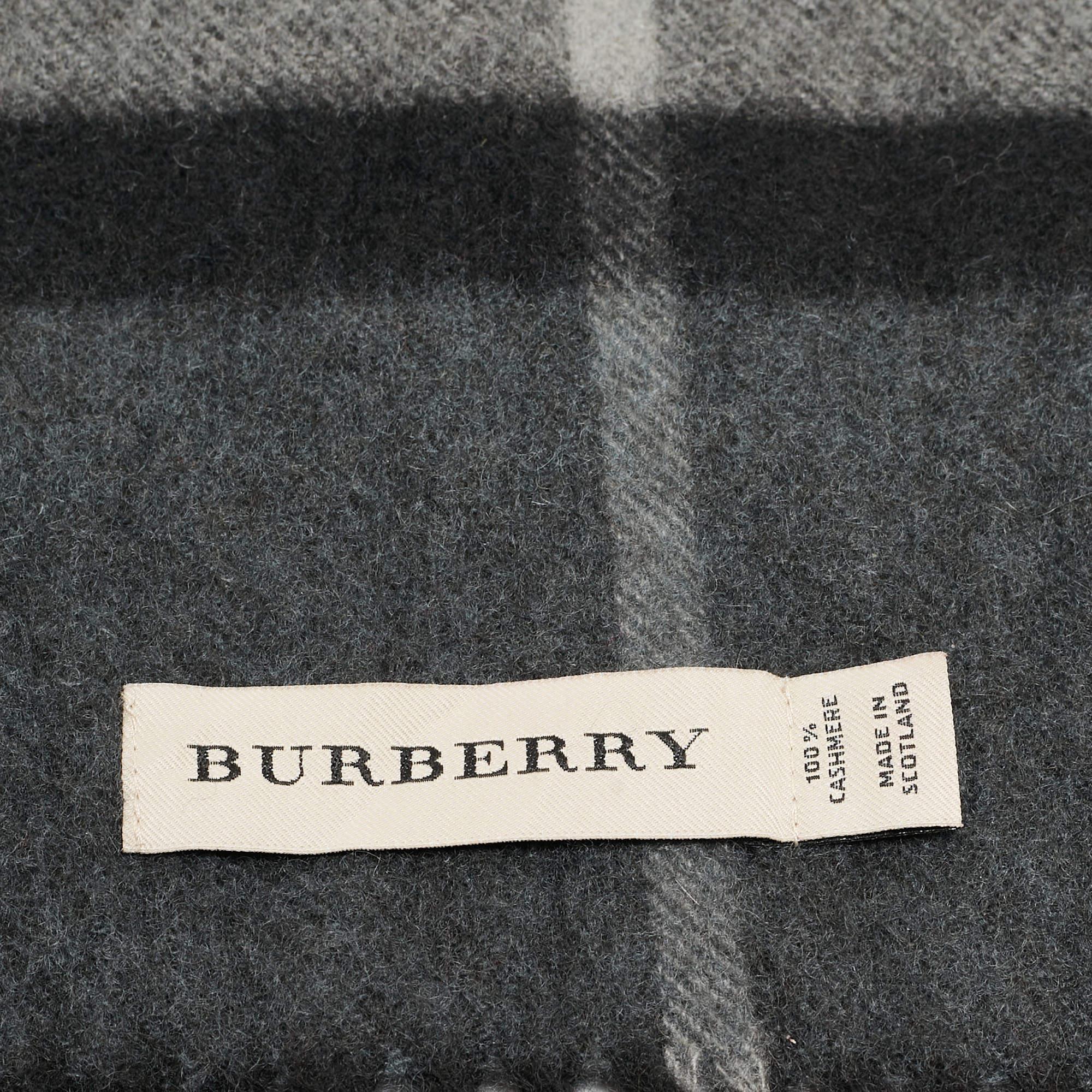 Burberry Grey Check Patterned Cashmere Fringed Scarf In Good Condition In Dubai, Al Qouz 2